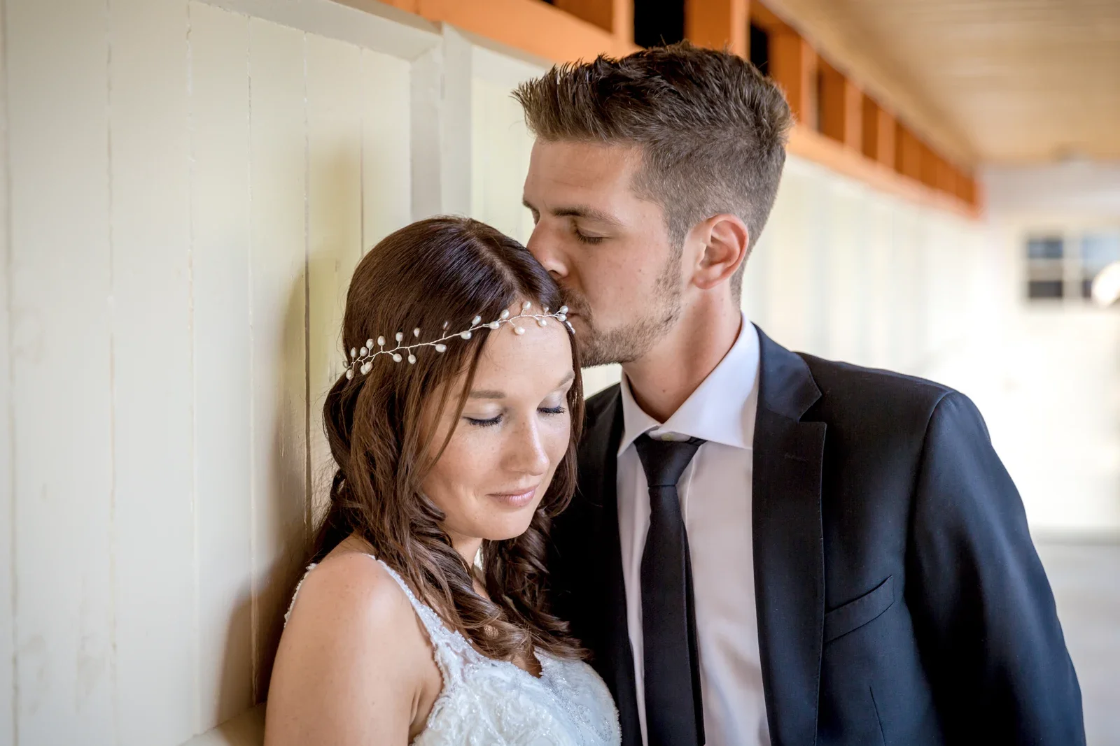 Ein Kuss an die Schläfe – Hochzeit von Tanja und Dominick in Steinbach-Hallenberg