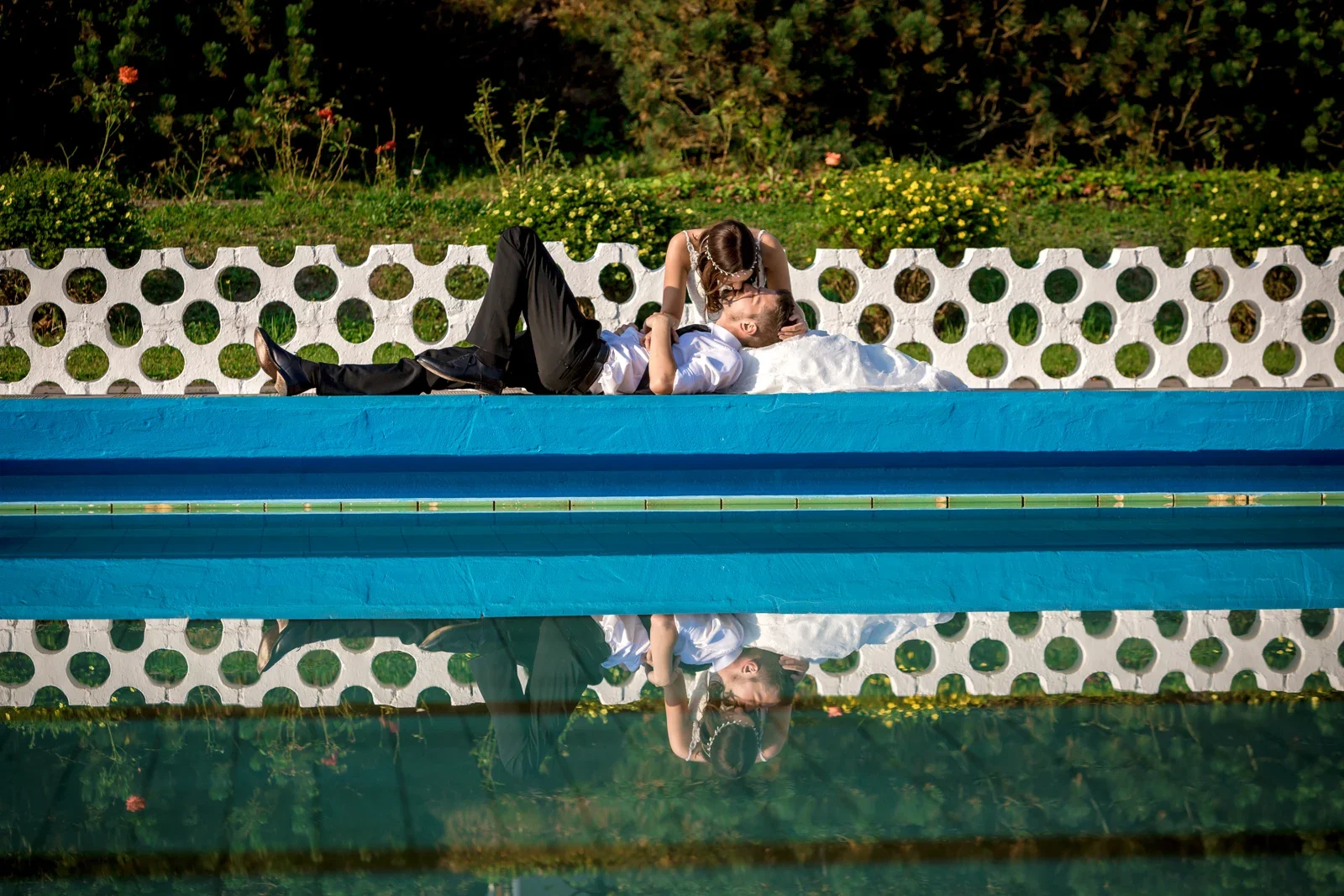 Entspannte Paarbilder am Schwimmbecken – Hochzeit von Tanja und Dominick in Steinbach-Hallenberg