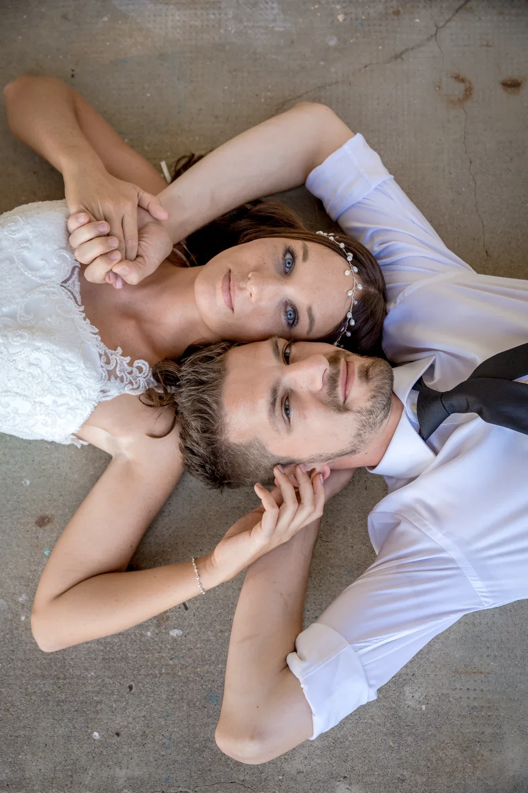 Kopf an Kopf aus der Vogelperspektive – Hochzeit von Tanja und Dominick in Steinbach-Hallenberg