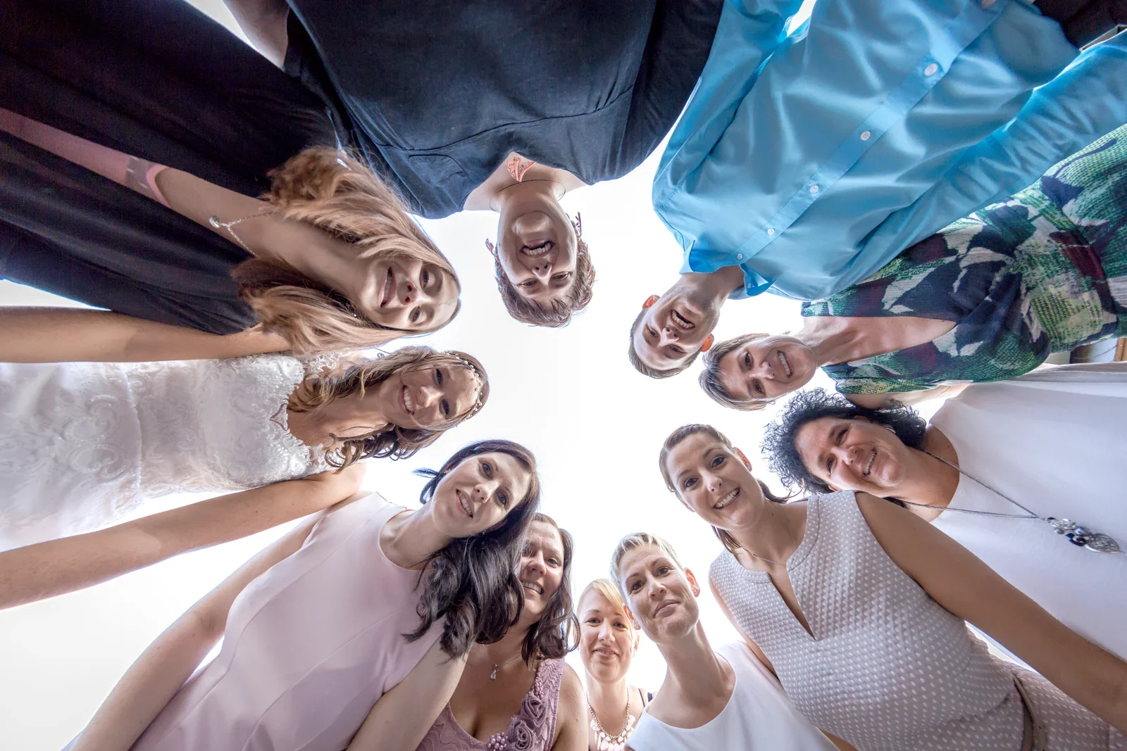 Ein fröhlicher Blick von unten in die Runde – Hochzeit von Tanja und Dominick in Steinbach-Hallenberg