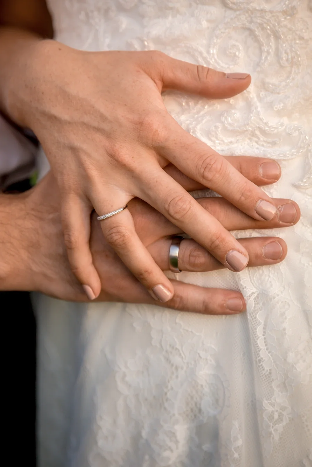 Die Eheringe an den Händen des Brautpaars – Hochzeit von Tanja und Dominick in Steinbach-Hallenberg