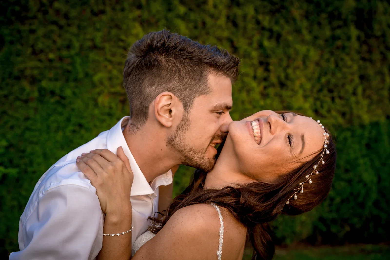 Ein ausgelassener Kuss im Abendlicht – Hochzeit von Tanja und Dominick in Steinbach-Hallenberg