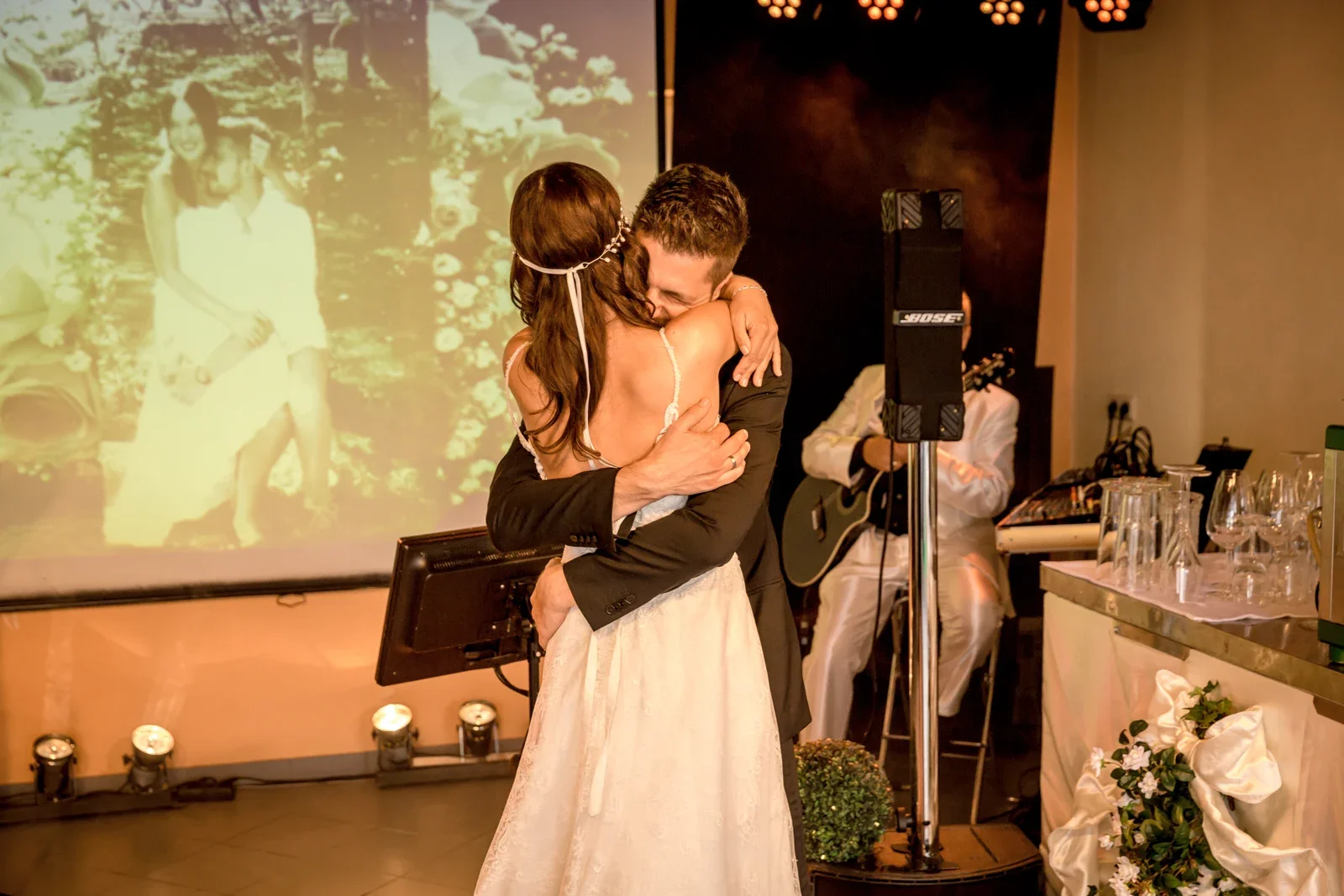 Nah beieinander beim Hochzeitstanz – Hochzeit von Tanja und Dominick in Steinbach-Hallenberg