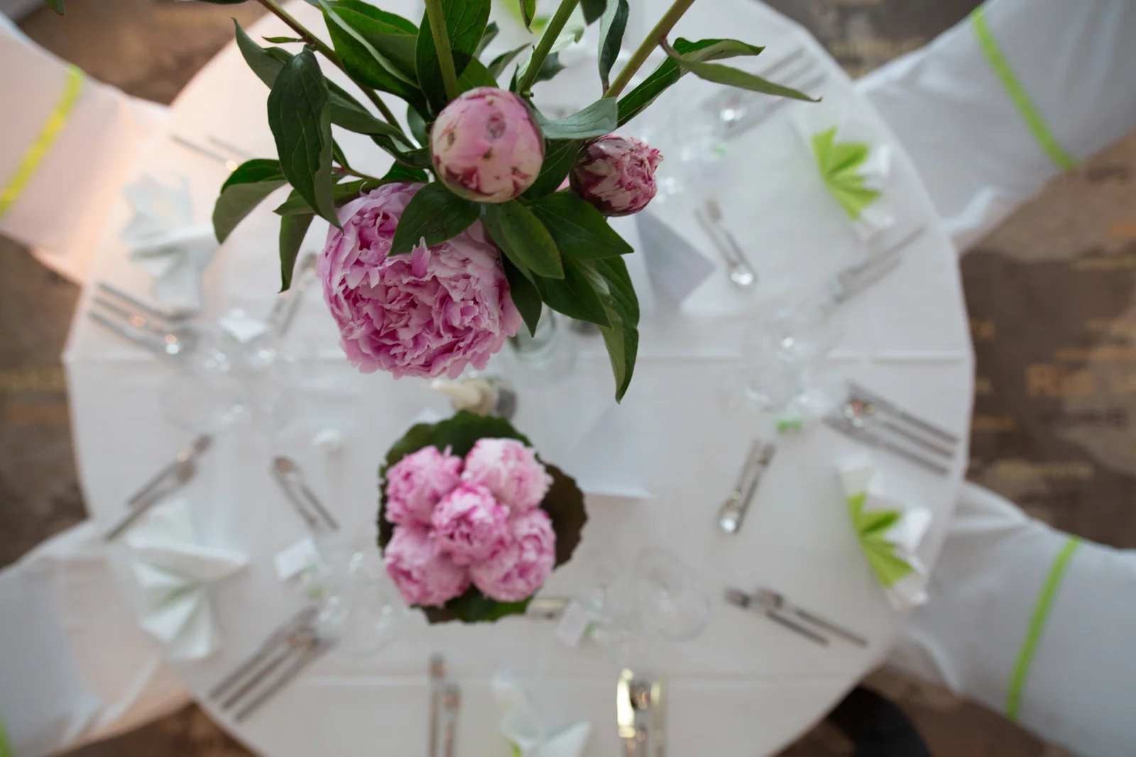 Blumenschmuck in Rosa und Grün auf der Hochzeitstafel – Hochzeitsreportage von Anna und Valerie