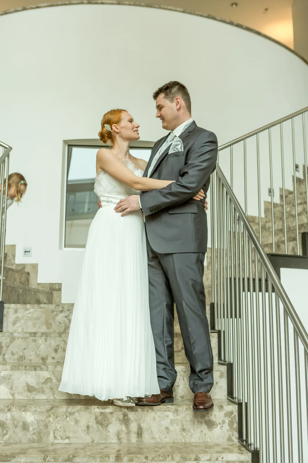 Anna und Valerie beim Paarshooting auf der Hoteltreppe – Hochzeitsreportage von Anna und Valerie