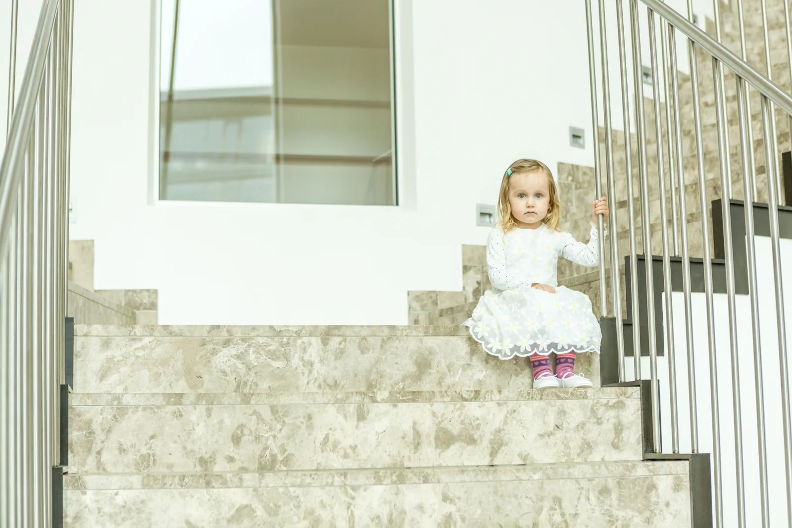 Ein kleiner Hochzeitsgast auf der Treppe – Hochzeitsreportage von Anna und Valerie