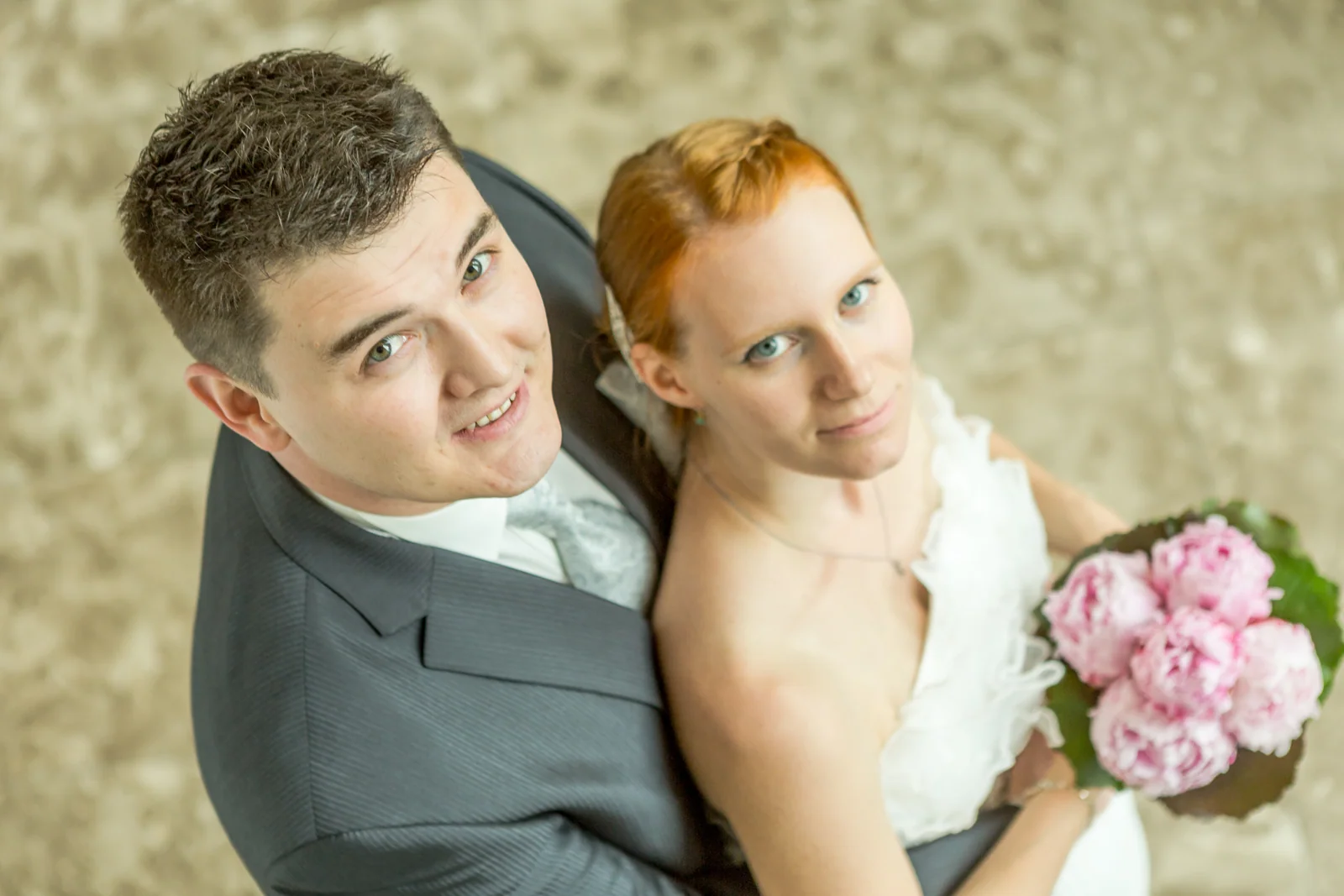 Ein gemeinsames Portrait im Hotel – Hochzeitsreportage von Anna und Valerie