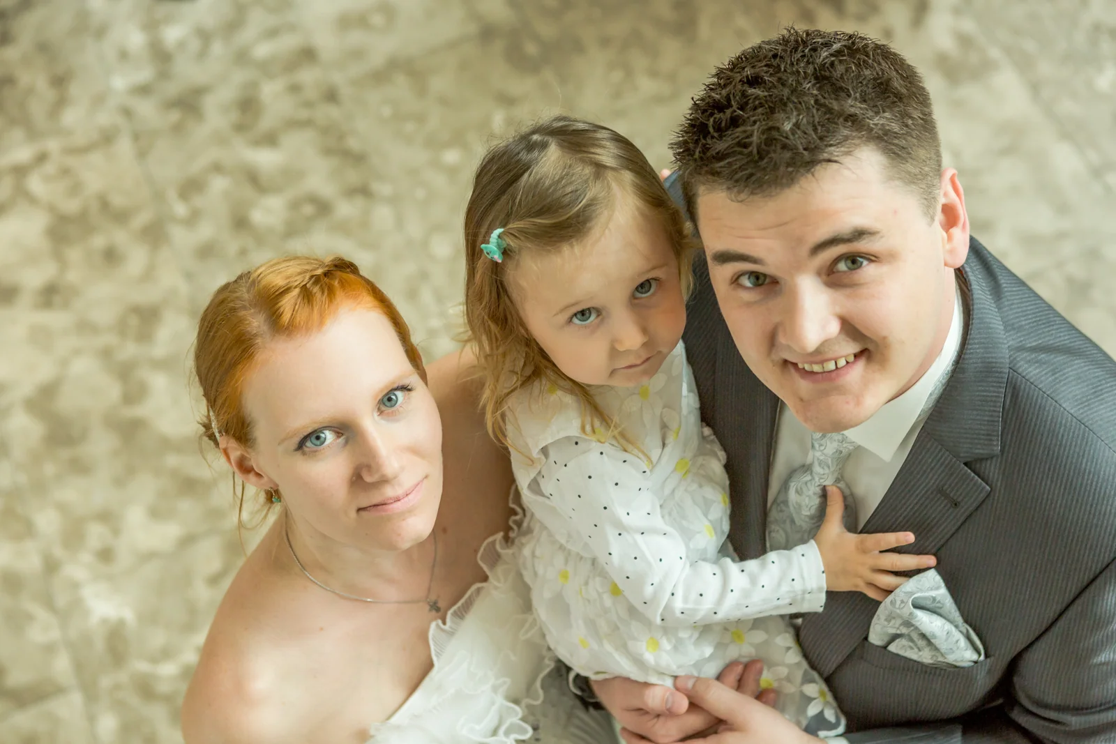 Anna und Valerie mit einem kleinen Hochzeitsgast – Hochzeitsreportage von Anna und Valerie