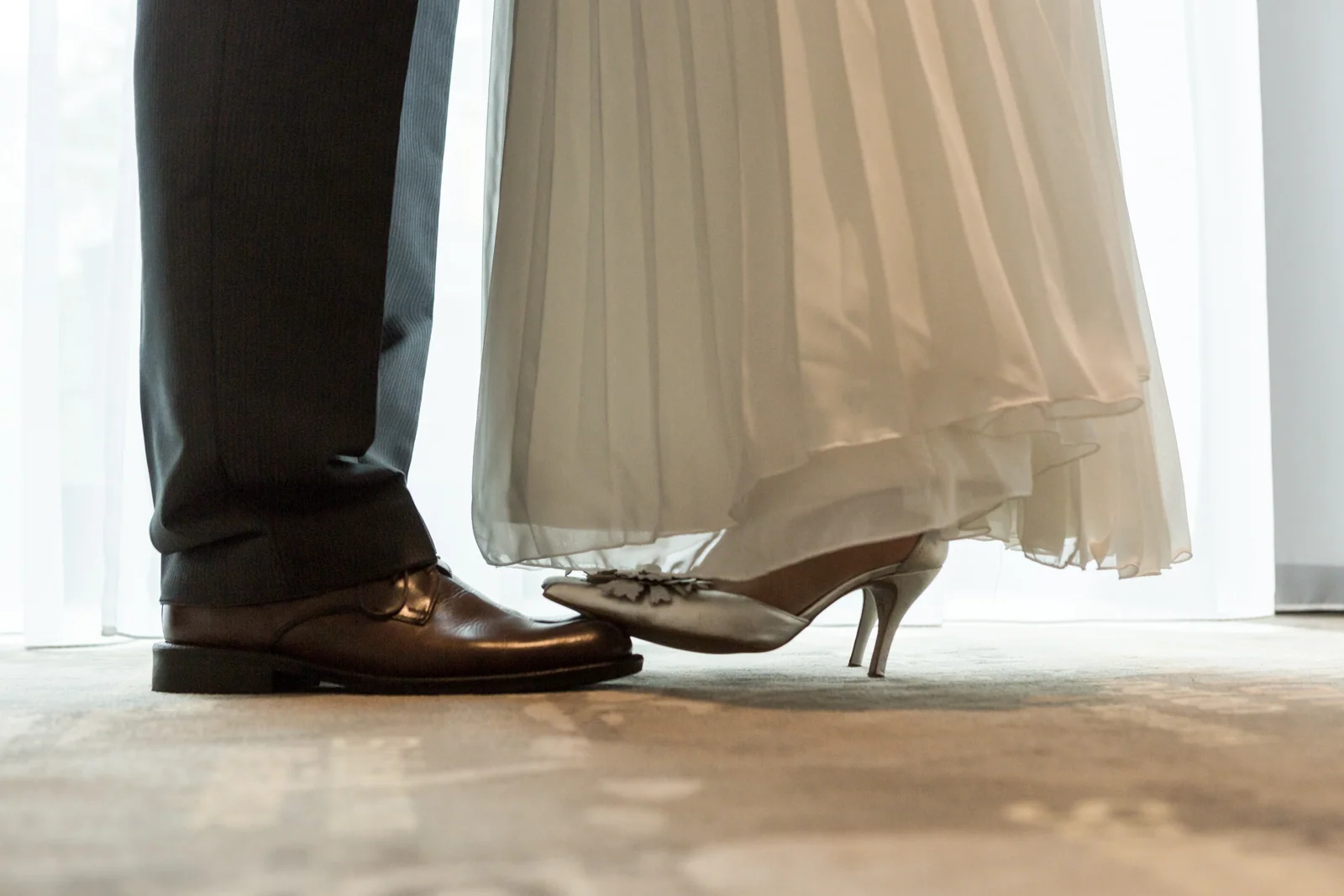 Die Hochzeitsschuhe im Fensterlicht – Hochzeitsreportage von Anna und Valerie