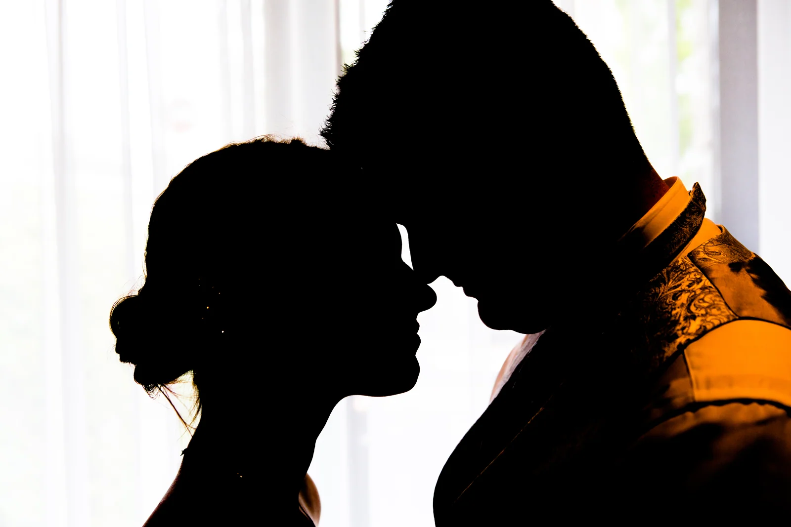 Das Brautpaar als Silhouette – Hochzeitsreportage von Anna und Valerie