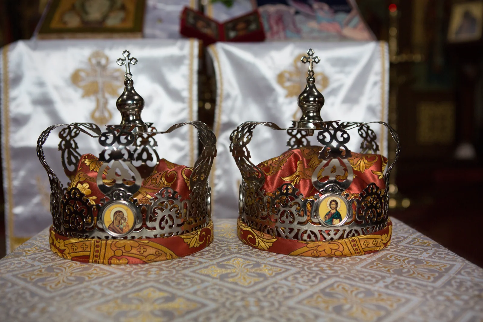 Die Traukronen für die orthodoxe Zeremonie – Hochzeitsreportage von Anna und Valerie