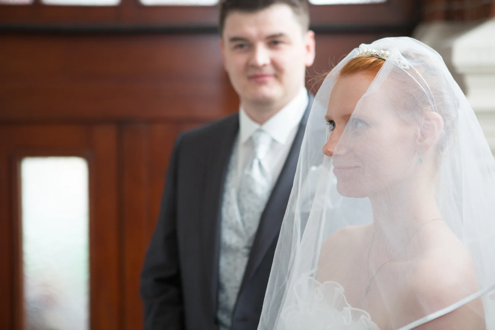 Das Brautpaar im Licht der Kirche – Hochzeitsreportage von Anna und Valerie