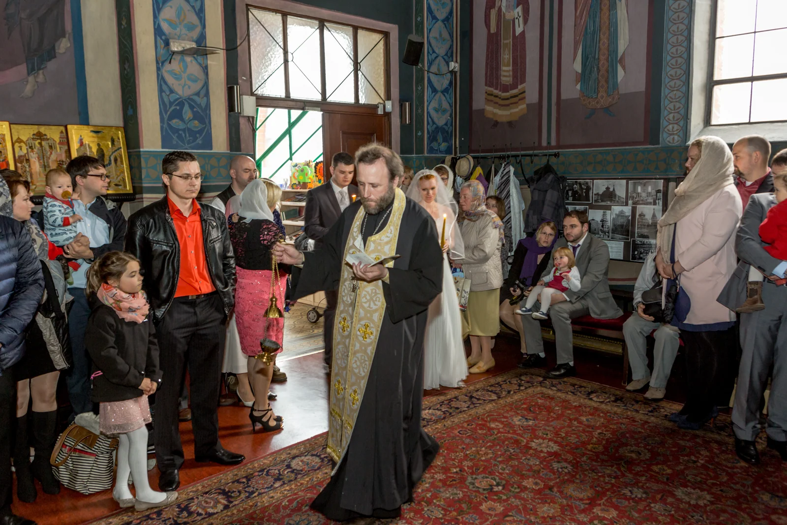 Beginn der orthodoxen Hochzeitszeremonie – Hochzeitsreportage von Anna und Valerie