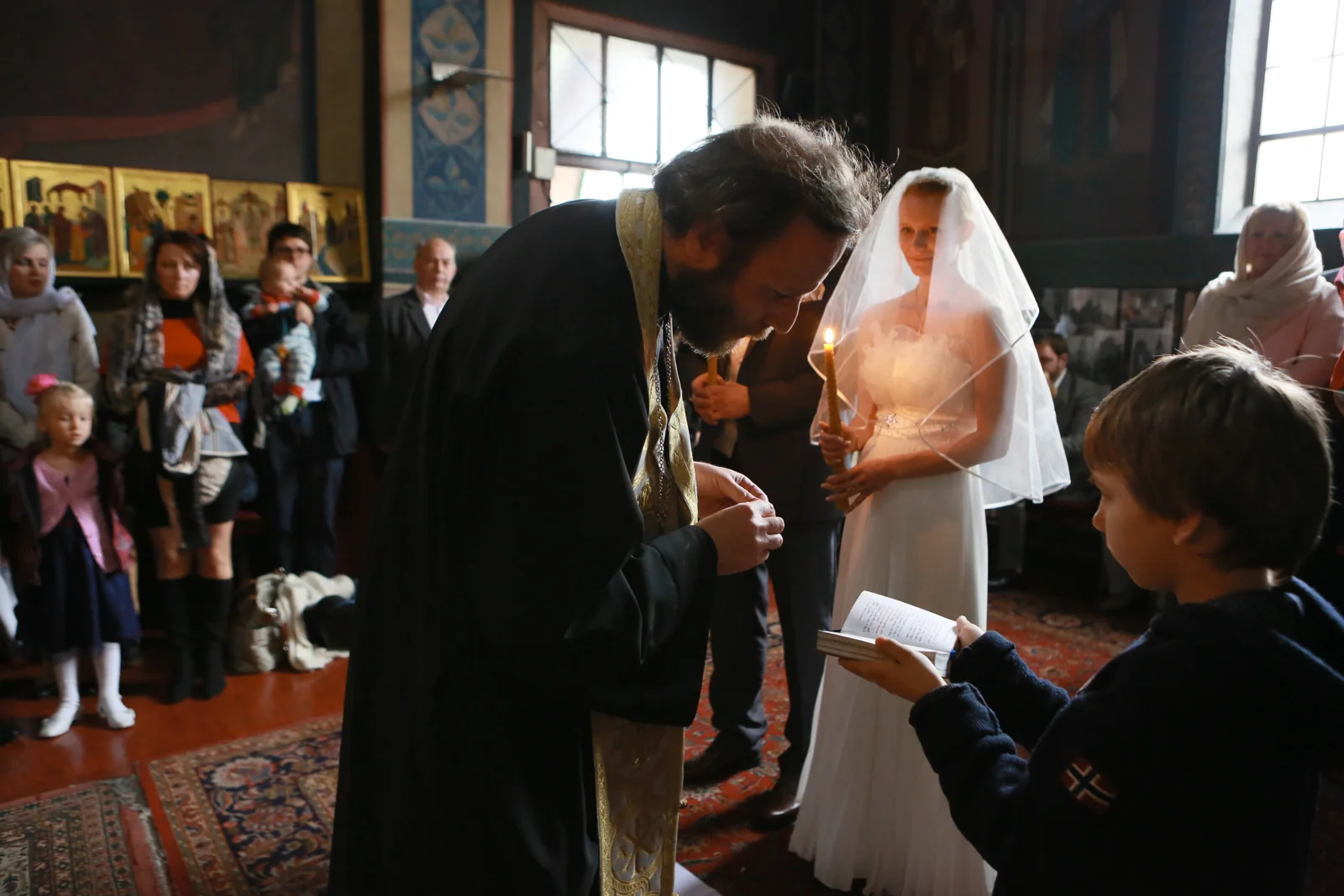 Ein feierlicher Moment während der Trauung – Hochzeitsreportage von Anna und Valerie