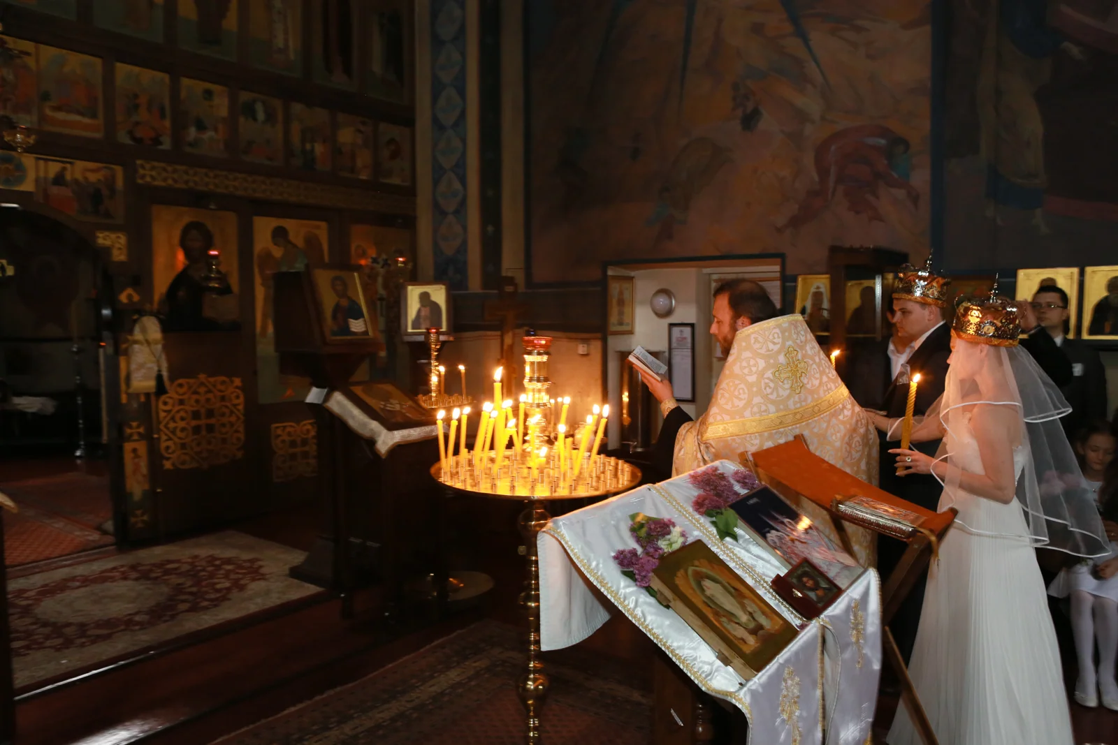 Die orthodoxe Trauung im festlichen Kirchenraum – Hochzeitsreportage von Anna und Valerie