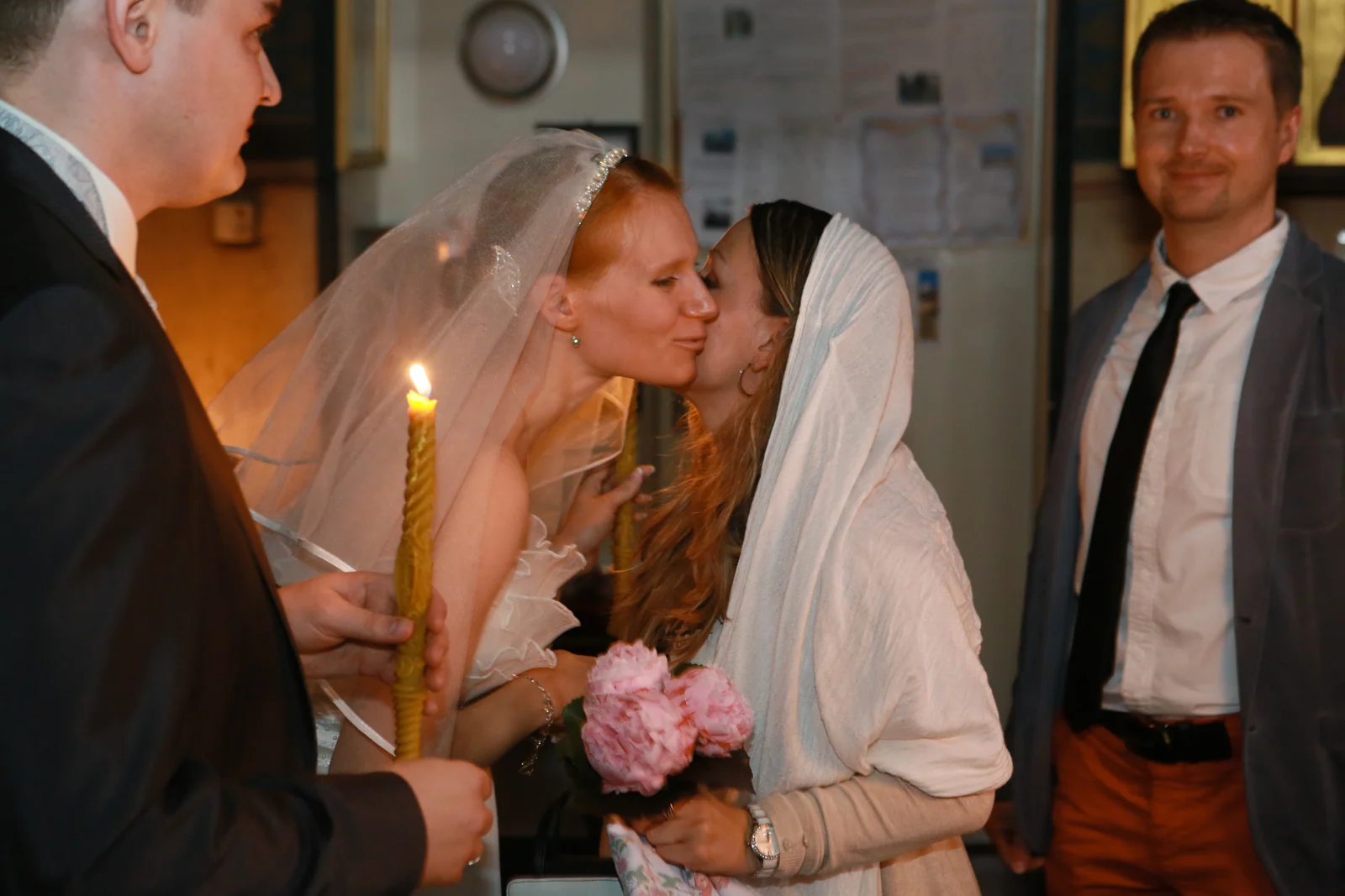 Eine Umarmung für Anna in der Kirche – Hochzeitsreportage von Anna und Valerie