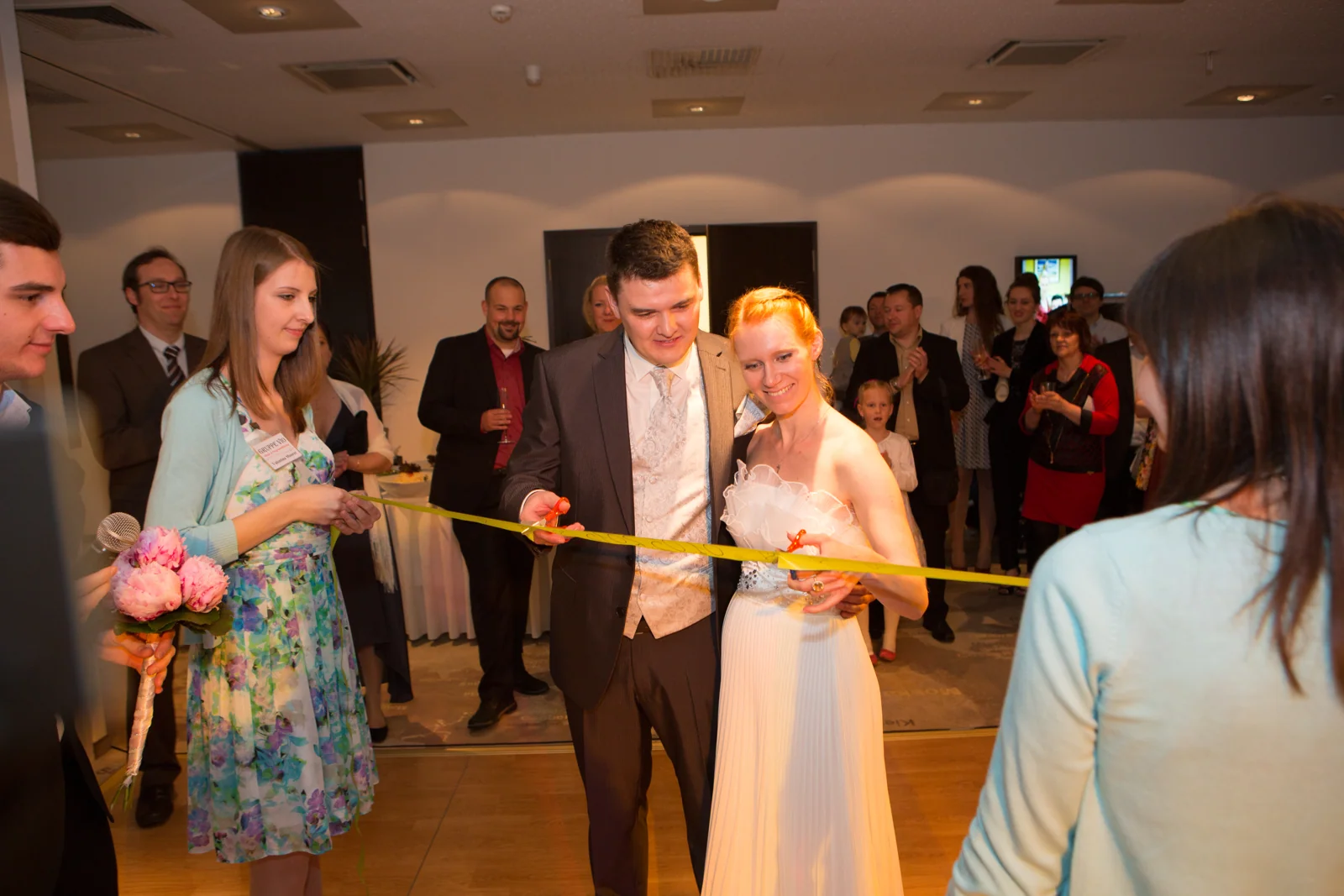 Eine Hochzeitsaufgabe beim Empfang im Hotel – Hochzeitsreportage von Anna und Valerie