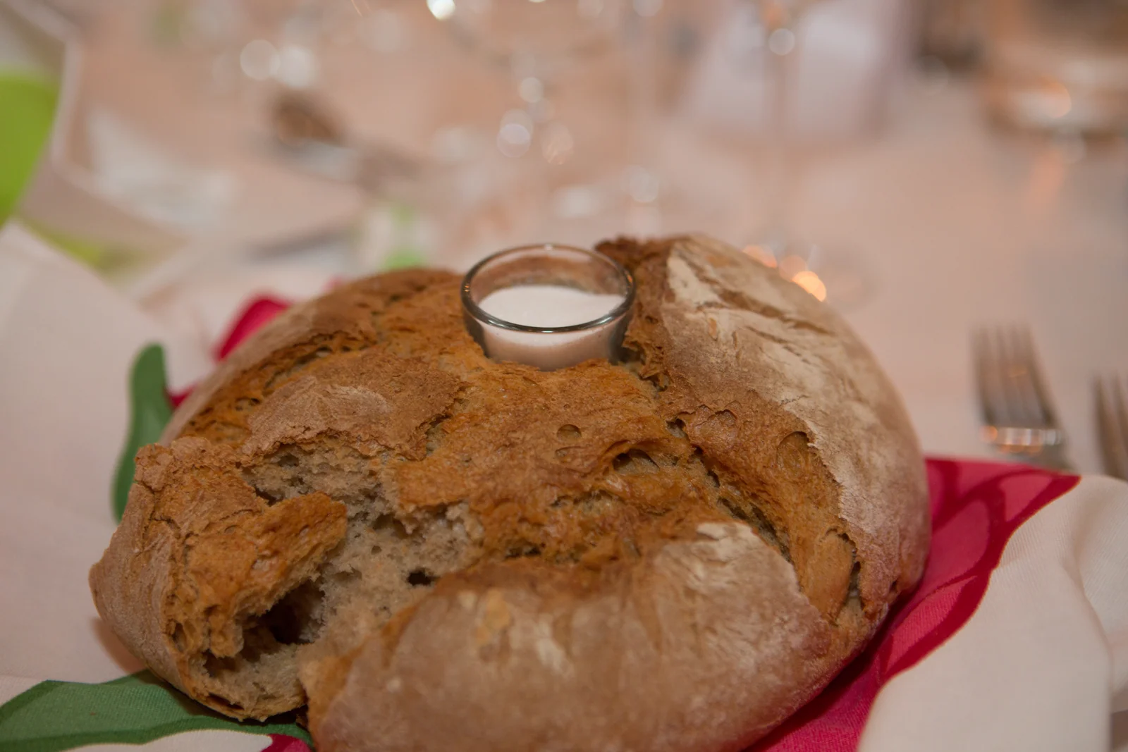 Ein Brot als Detail der Hochzeitstafel – Hochzeitsreportage von Anna und Valerie