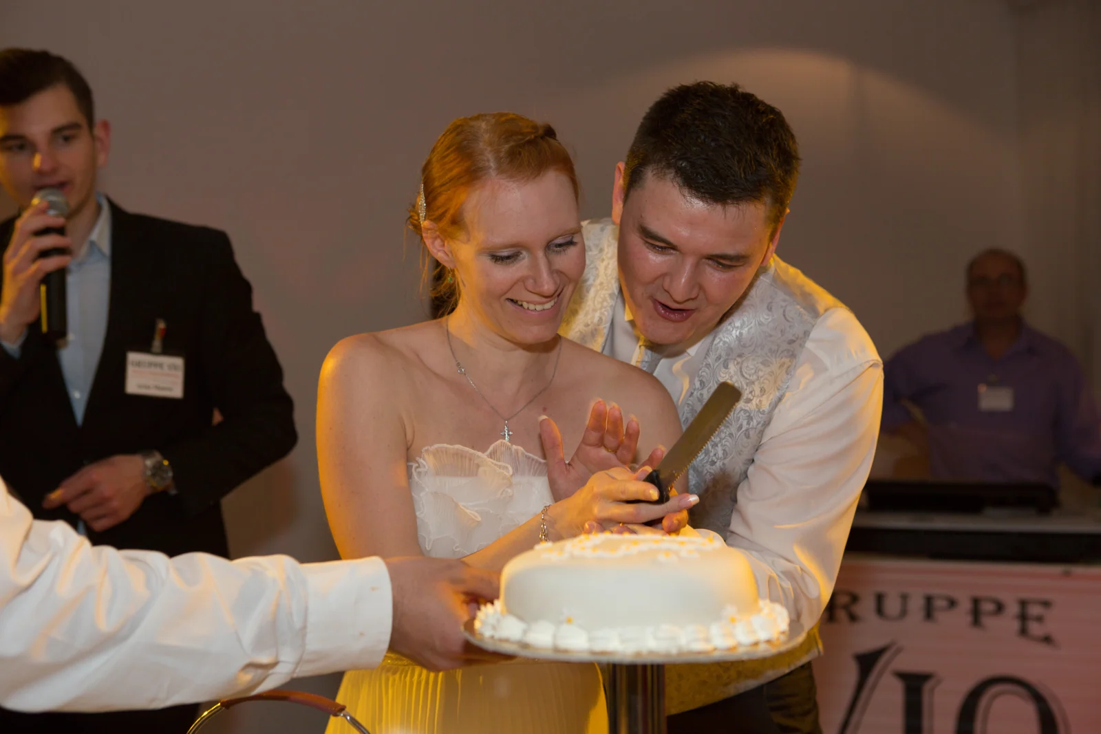 Das gemeinsame Anschneiden der Hochzeitstorte – Hochzeitsreportage von Anna und Valerie
