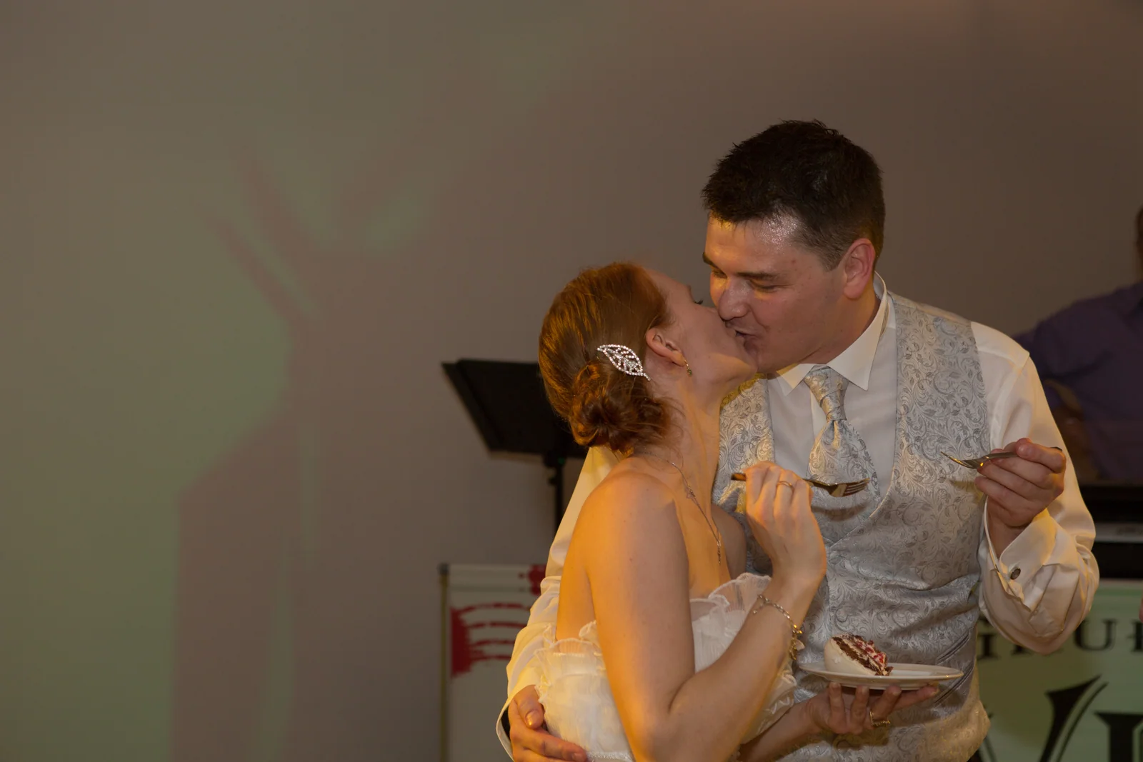 Ein Kuss beim Probieren der Hochzeitstorte – Hochzeitsreportage von Anna und Valerie