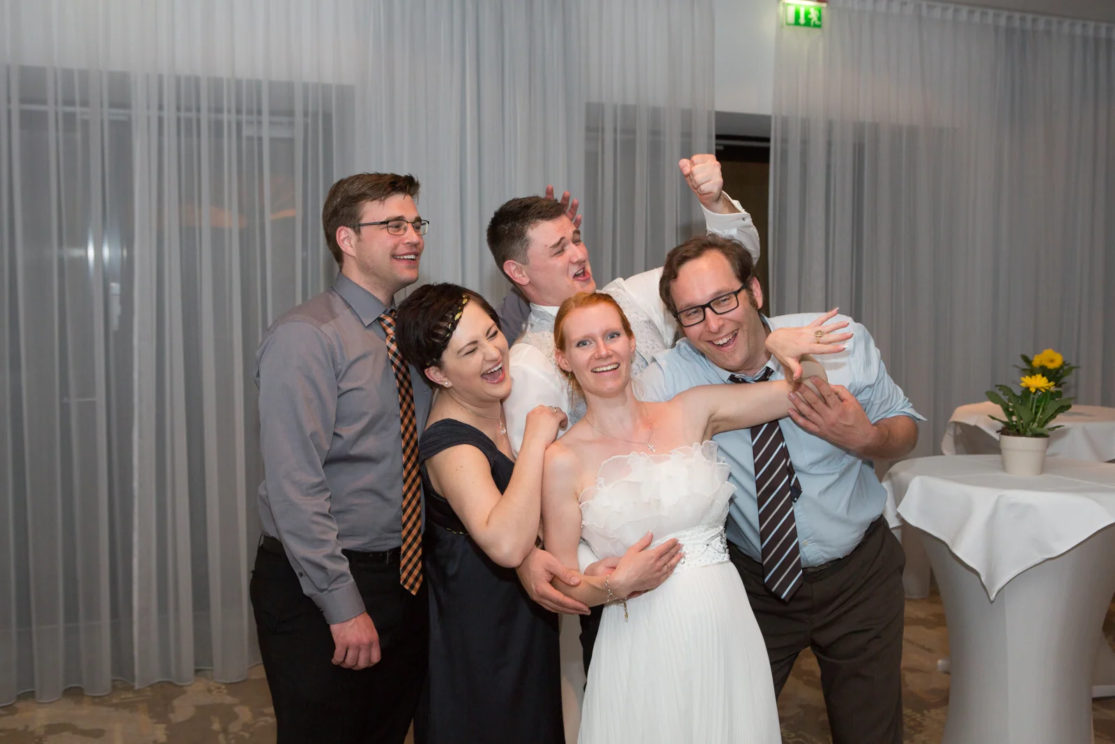 Ein ausgelassenes Gruppenbild zum Abschluss – Hochzeitsreportage von Anna und Valerie