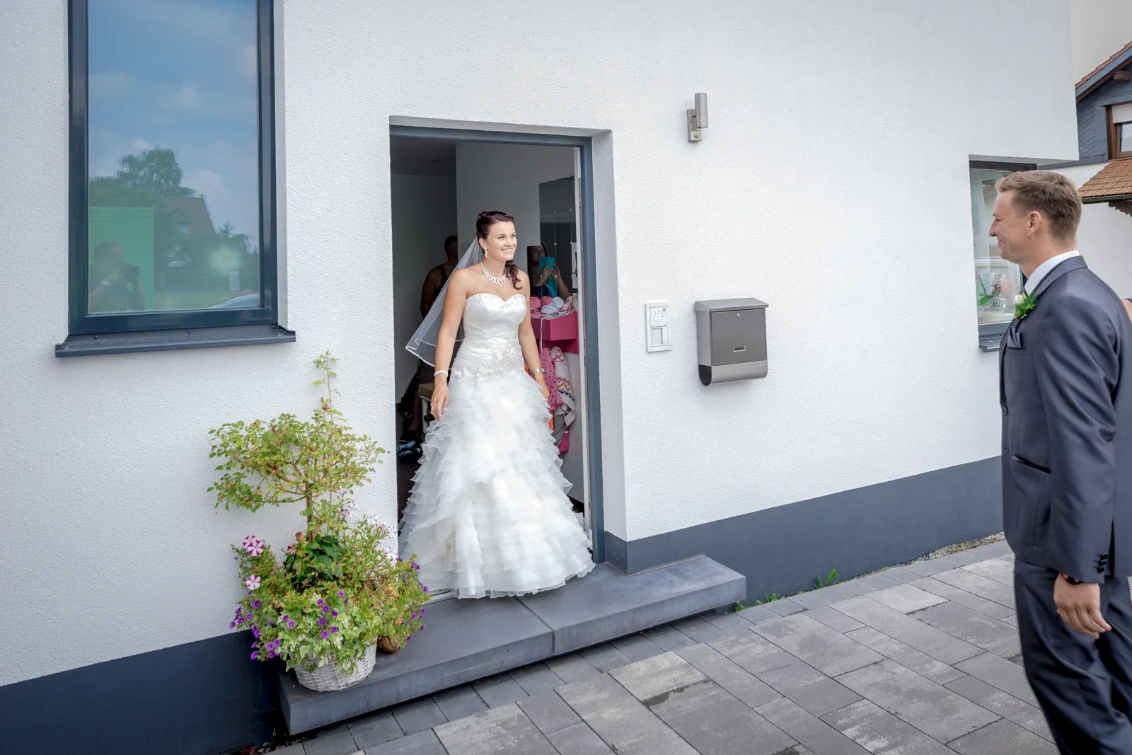 Karina kommt im Brautkleid zur Tür – Hochzeit von Karina und Alex in Suhl