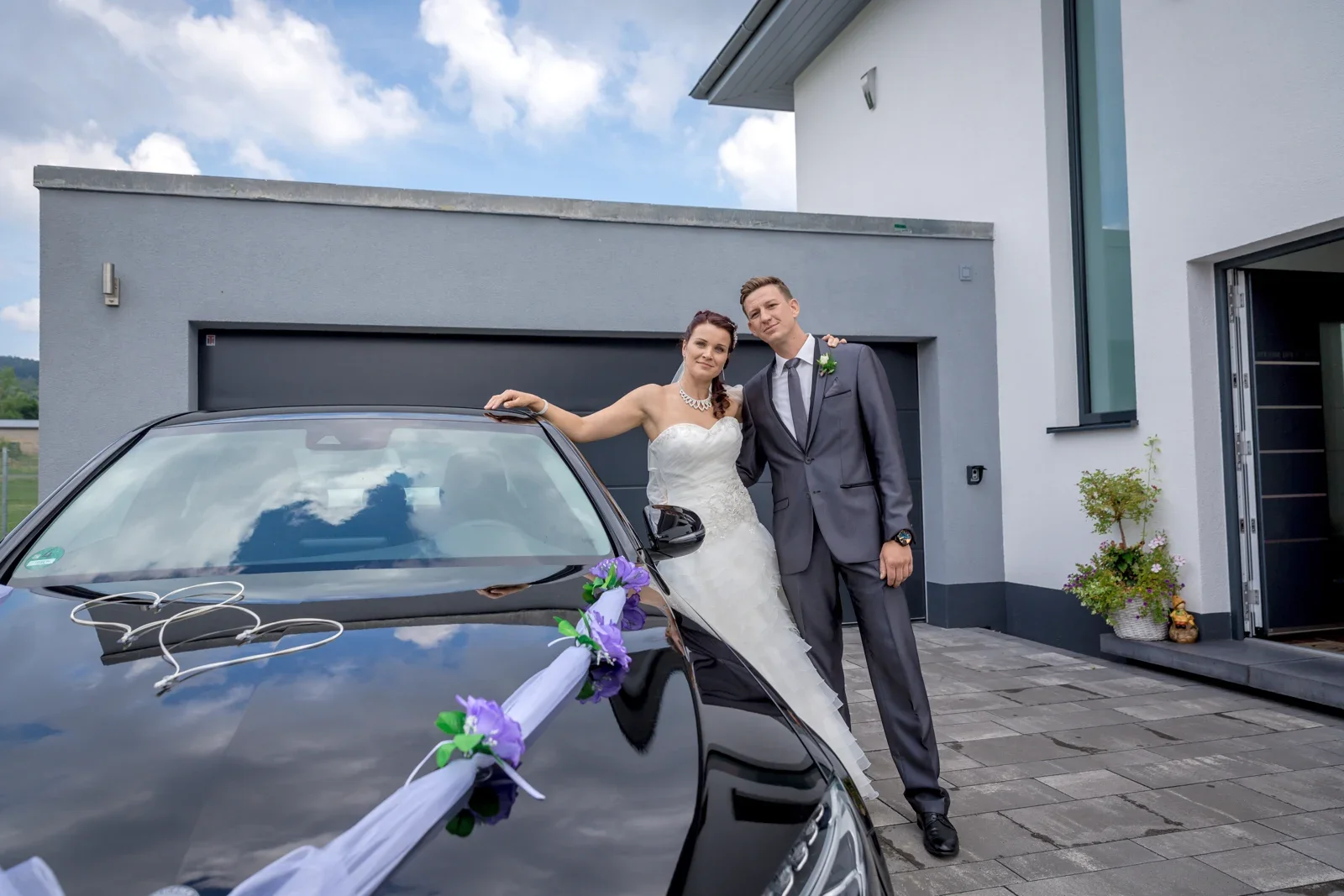 Karina und Alex am geschmückten Hochzeitsauto – Hochzeit von Karina und Alex in Suhl