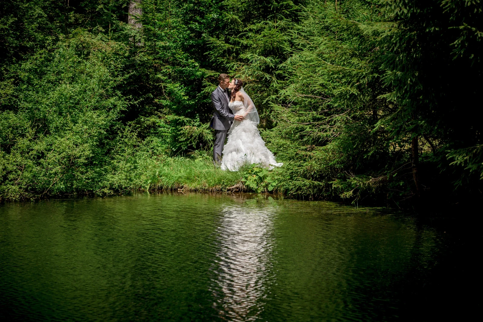 Zu zweit am Wasser im Wald – Hochzeit von Karina und Alex in Suhl