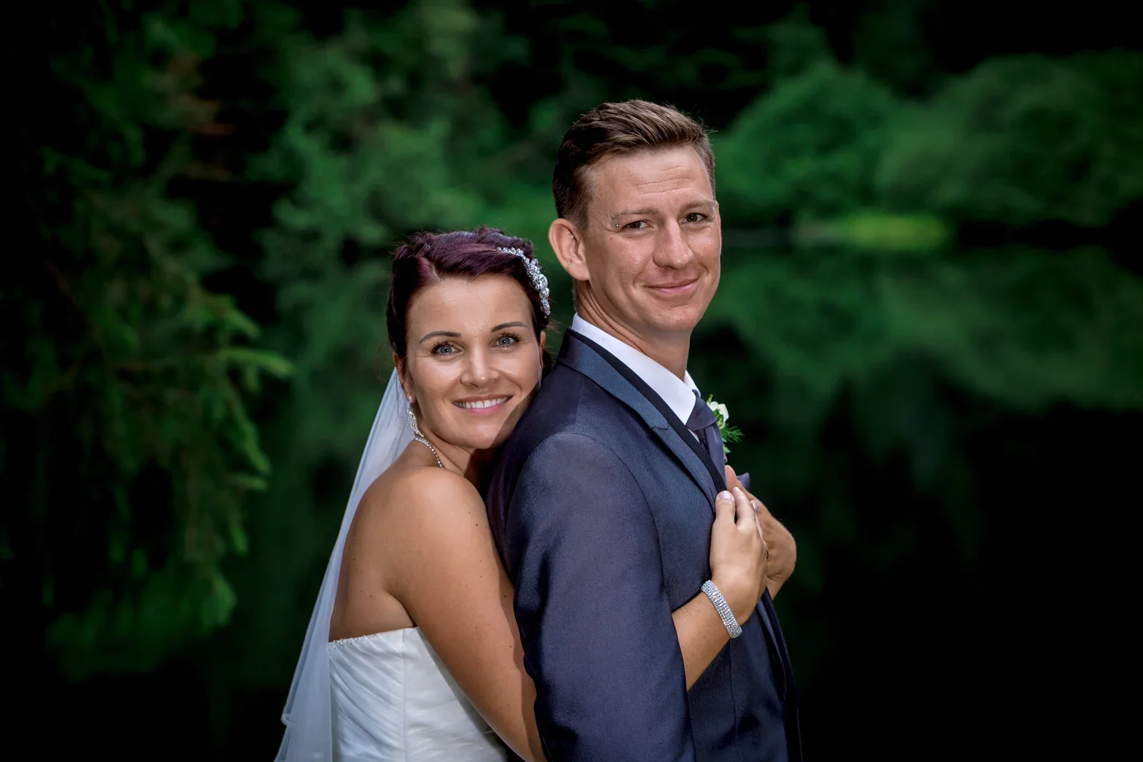 Ein gemeinsames Portrait am Waldrand – Hochzeit von Karina und Alex in Suhl