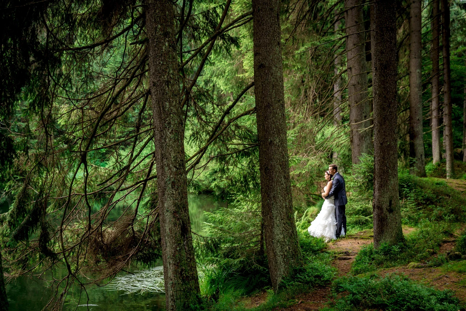 Karina und Alex zwischen hohen Bäumen – Hochzeit von Karina und Alex in Suhl