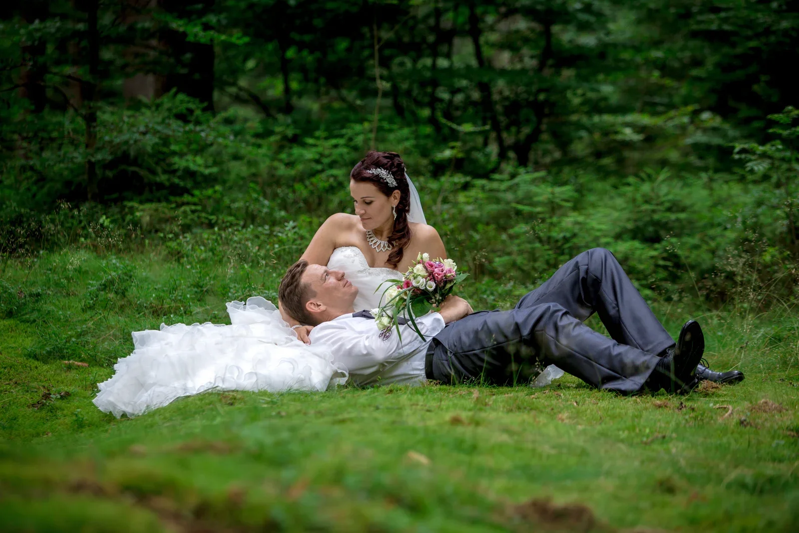 Eine kleine Pause im Gras – Hochzeit von Karina und Alex in Suhl