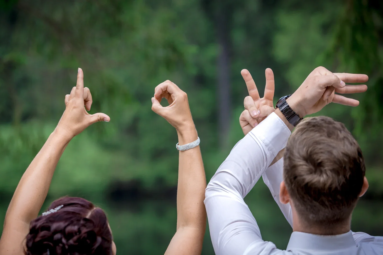 LOVE mit Händen geschrieben – Hochzeit von Karina und Alex in Suhl