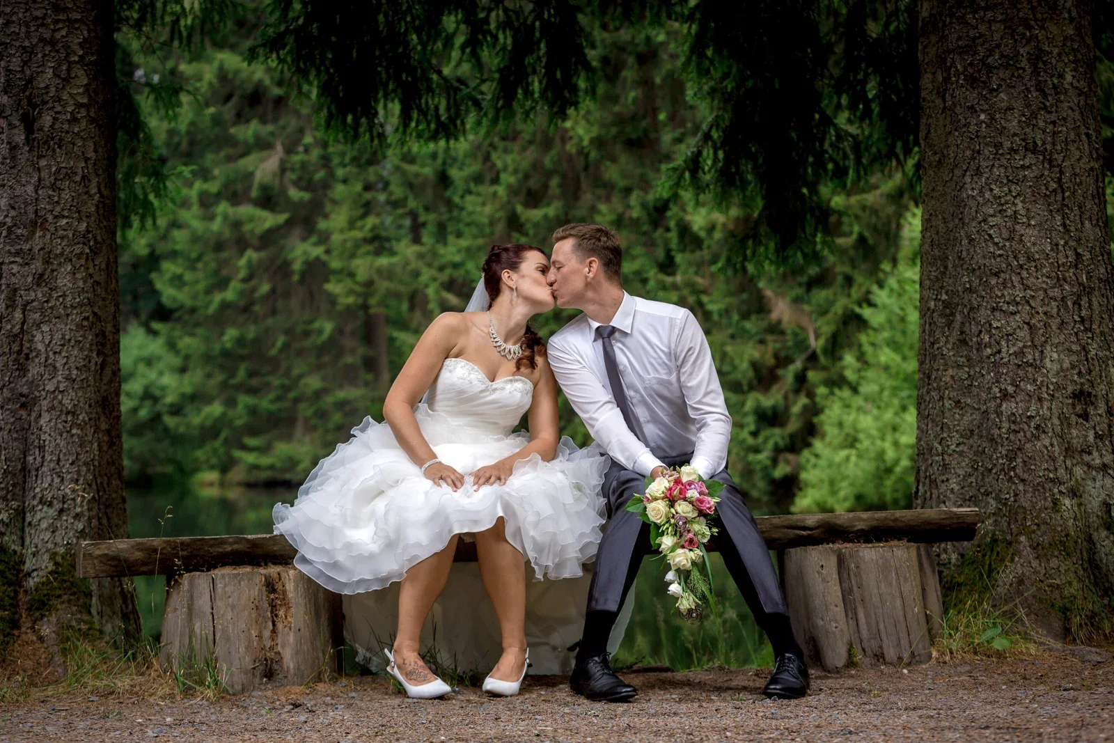 Ein Kuss auf der Bank im Wald – Hochzeit von Karina und Alex in Suhl