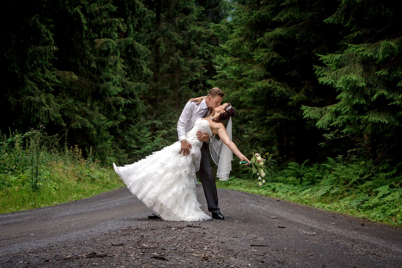 Alex trägt Karina auf dem Waldweg – Hochzeit von Karina und Alex in Suhl