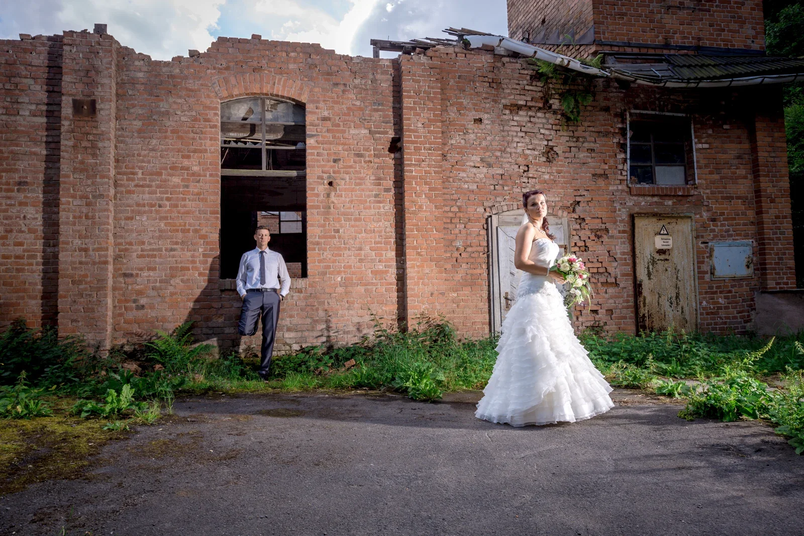 Paarshooting vor der alten Backsteinfassade – Hochzeit von Karina und Alex in Suhl