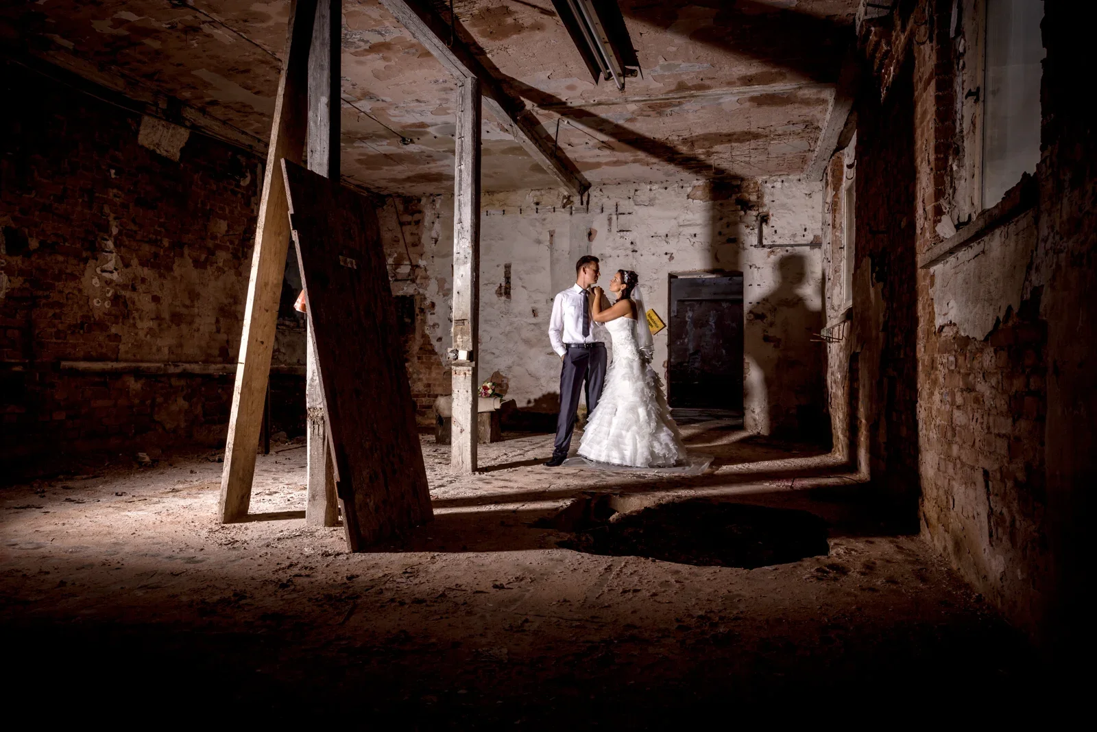 Karina und Alex in der verlassenen Halle – Hochzeit von Karina und Alex in Suhl