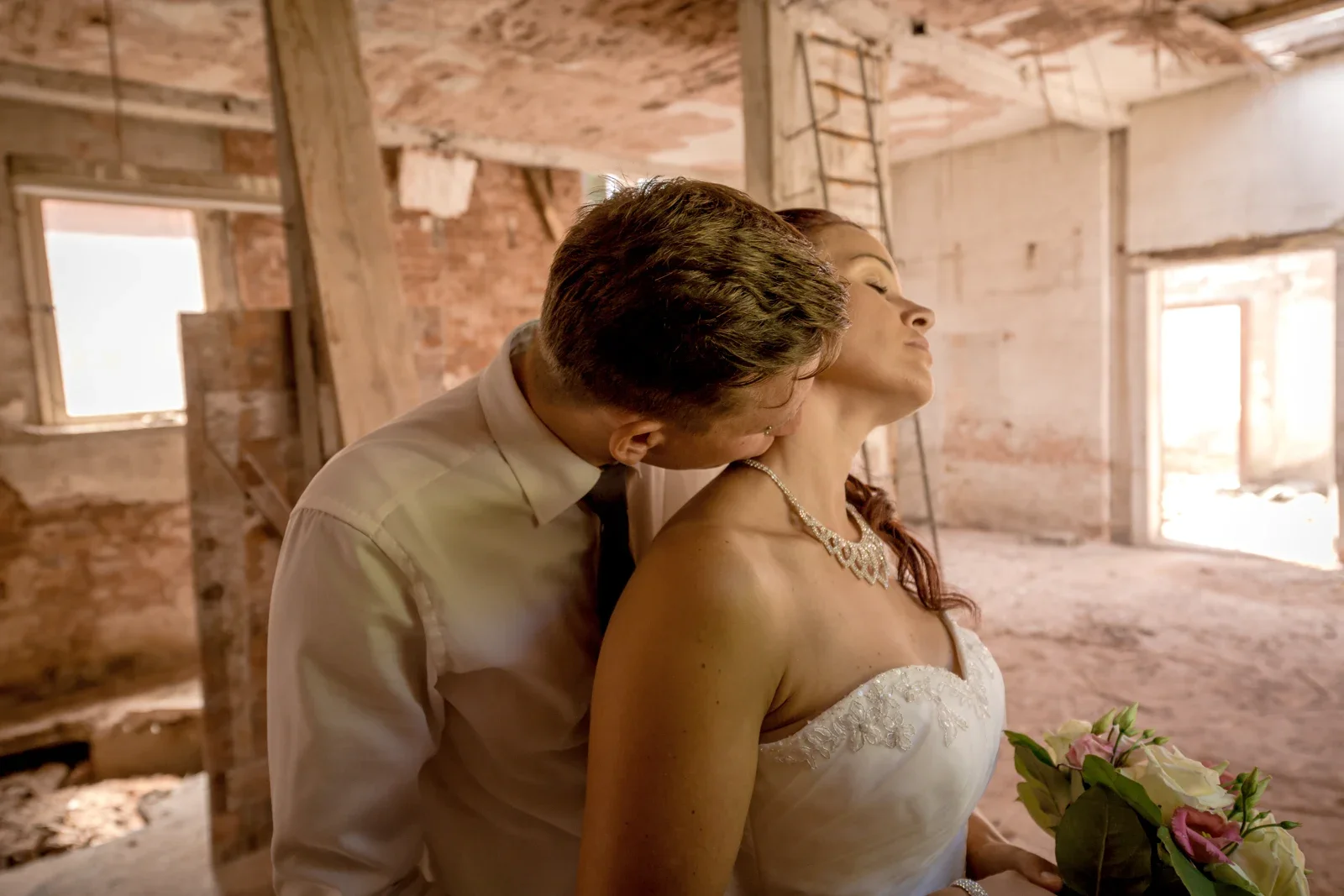 Ein vertrauter Moment im Fensterlicht – Hochzeit von Karina und Alex in Suhl