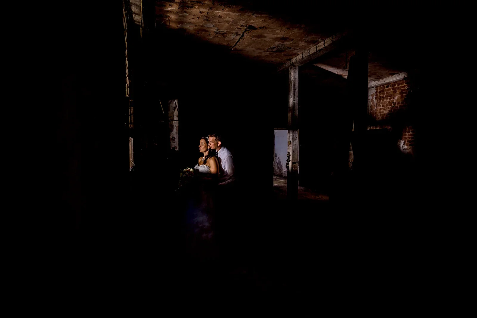 Zu zweit im Licht der dunklen Halle – Hochzeit von Karina und Alex in Suhl