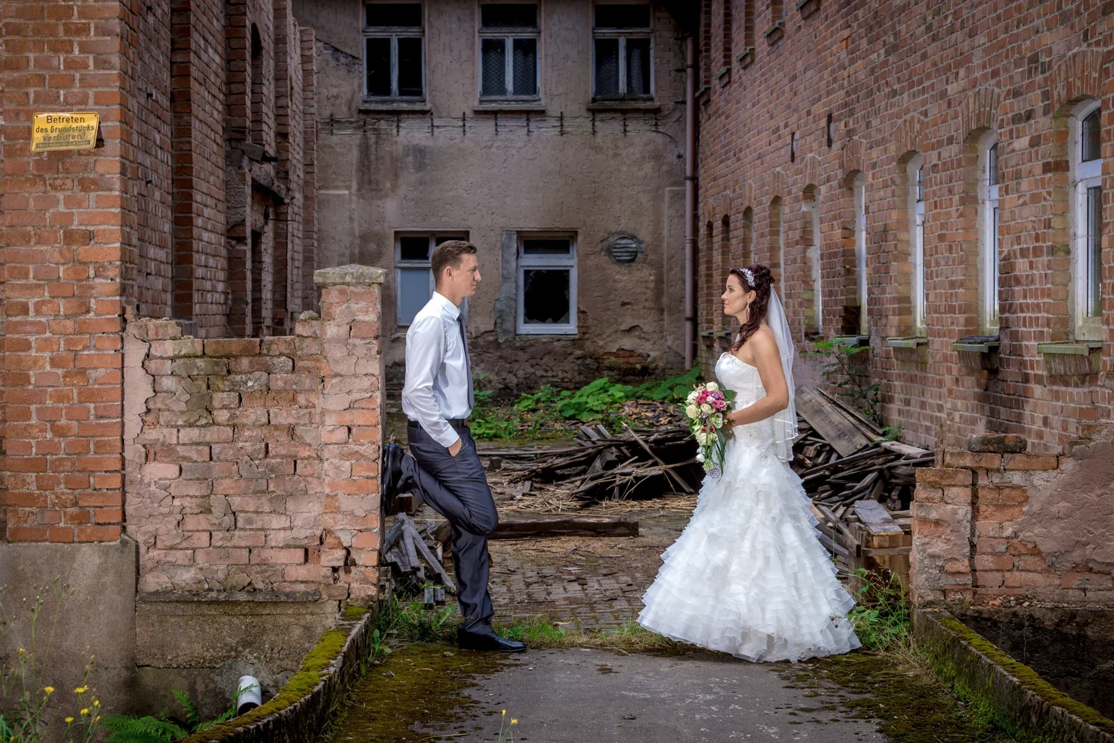 Zwischen alten Mauern beim Lost-Place-Shooting – Hochzeit von Karina und Alex in Suhl