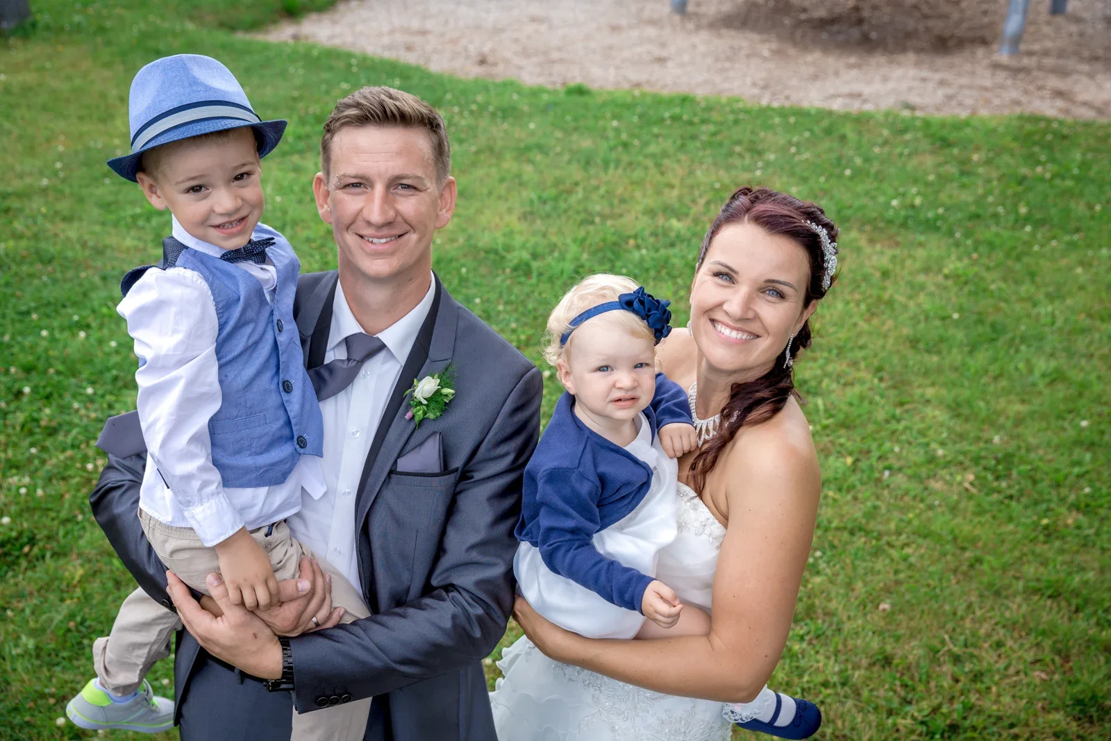 Karina und Alex mit den Kindern – Hochzeit von Karina und Alex in Suhl