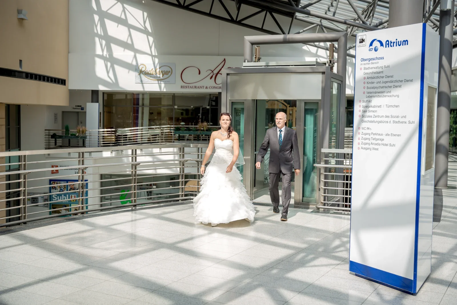 Ankunft zur standesamtlichen Trauung in Suhl – Hochzeit von Karina und Alex in Suhl
