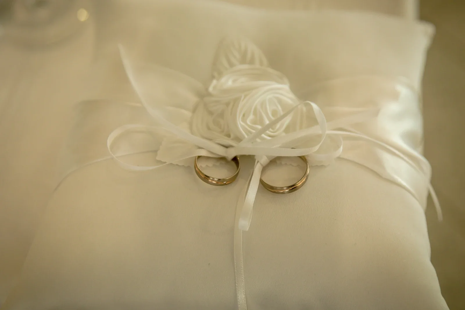 Die Eheringe liegen bereit – Hochzeit von Karina und Alex in Suhl