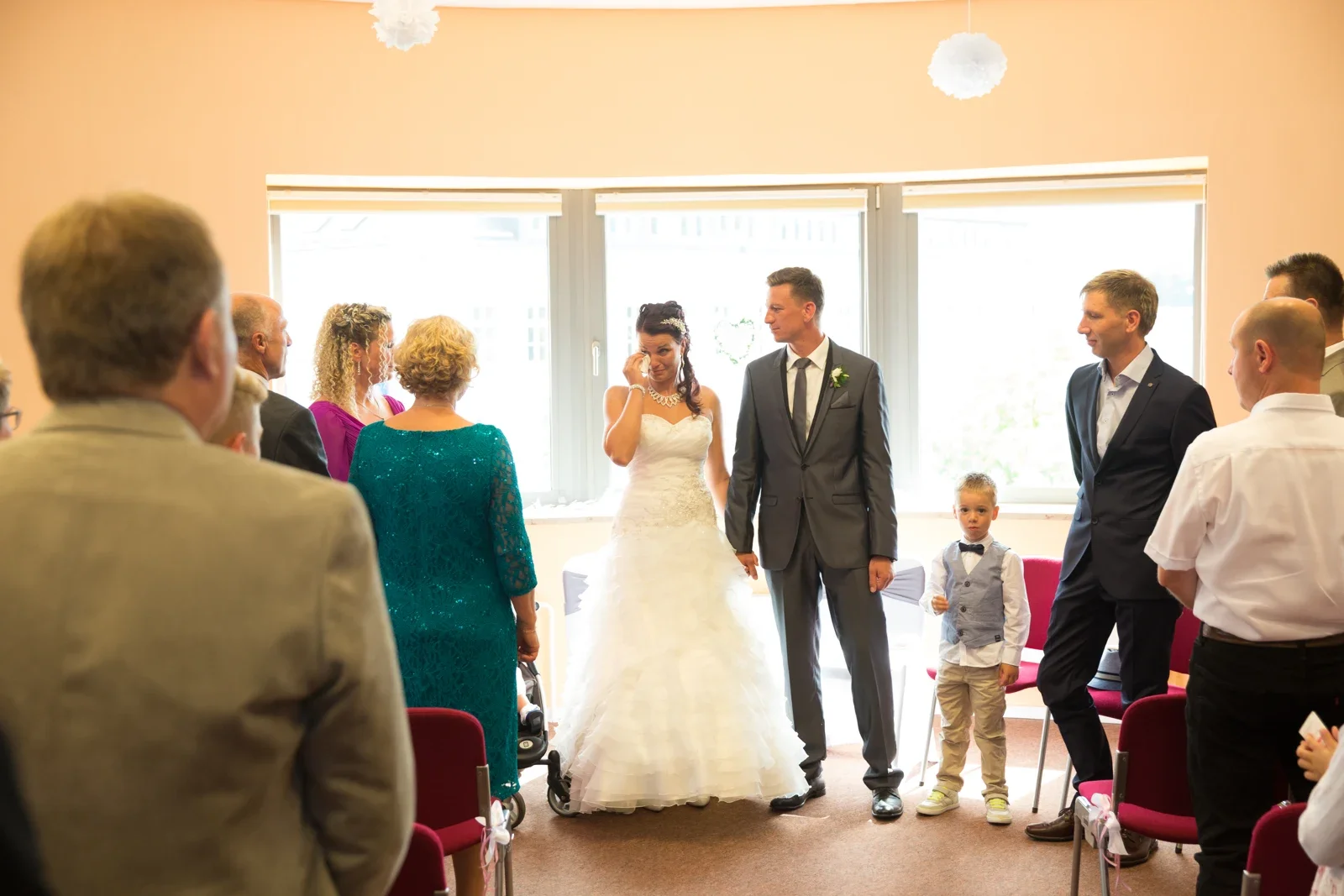 Gemeinsam vor der Hochzeitsgesellschaft – Hochzeit von Karina und Alex in Suhl