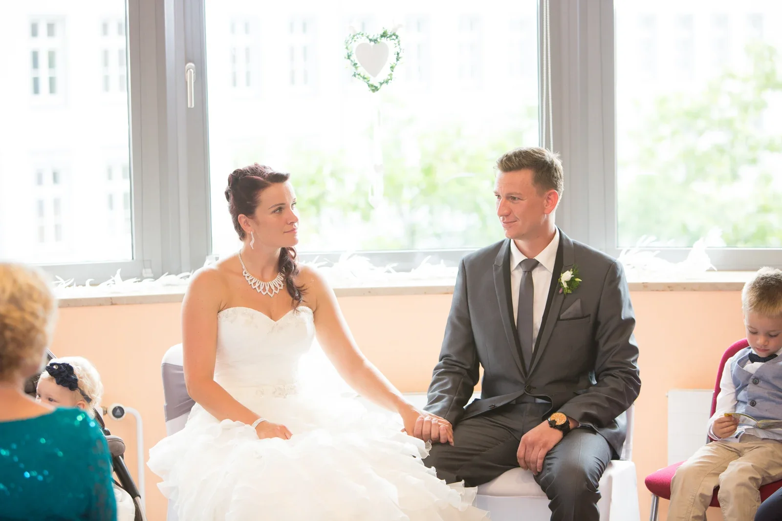 Karina und Alex im Trauzimmer – Hochzeit von Karina und Alex in Suhl