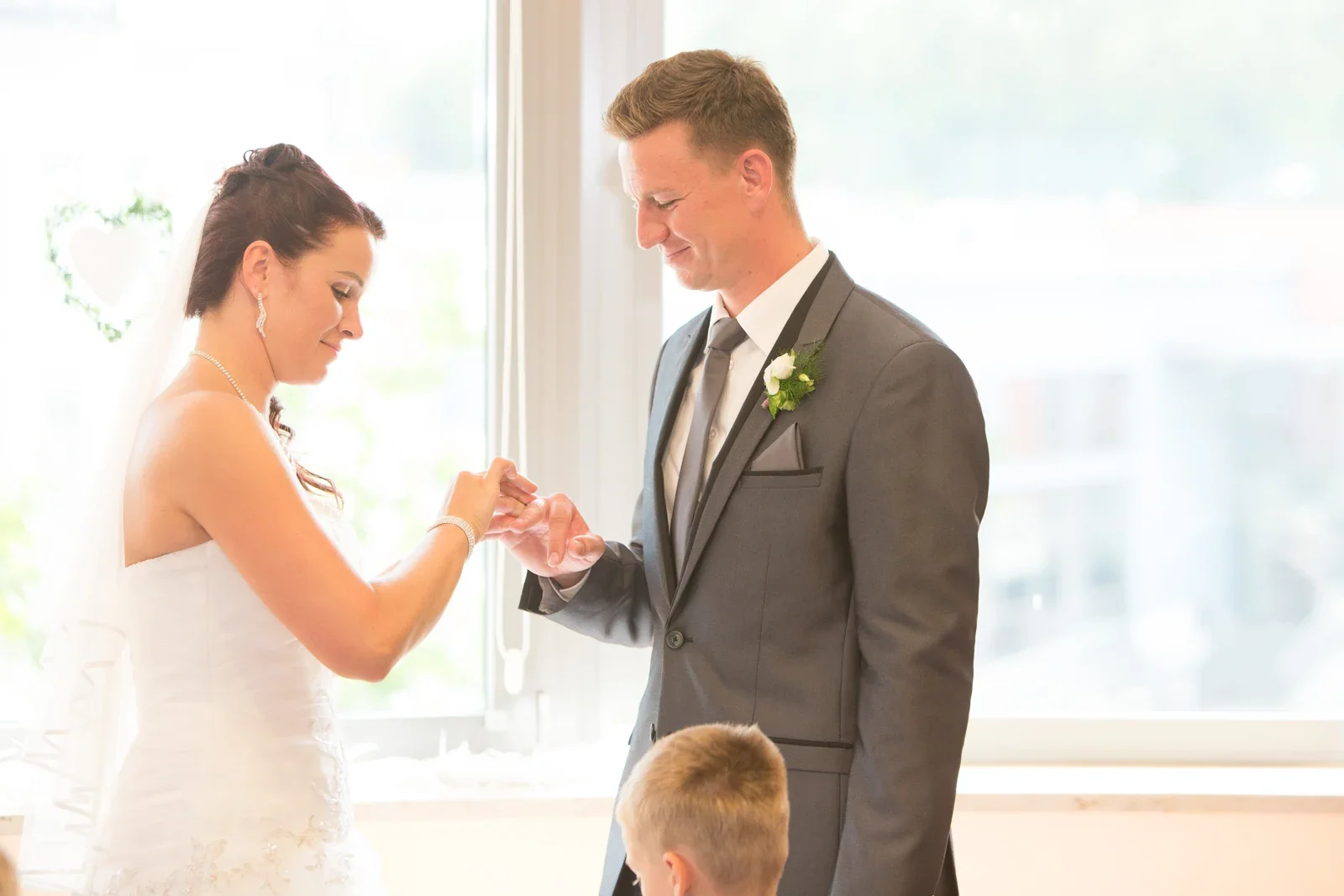 Karina beim Ringwechsel – Hochzeit von Karina und Alex in Suhl