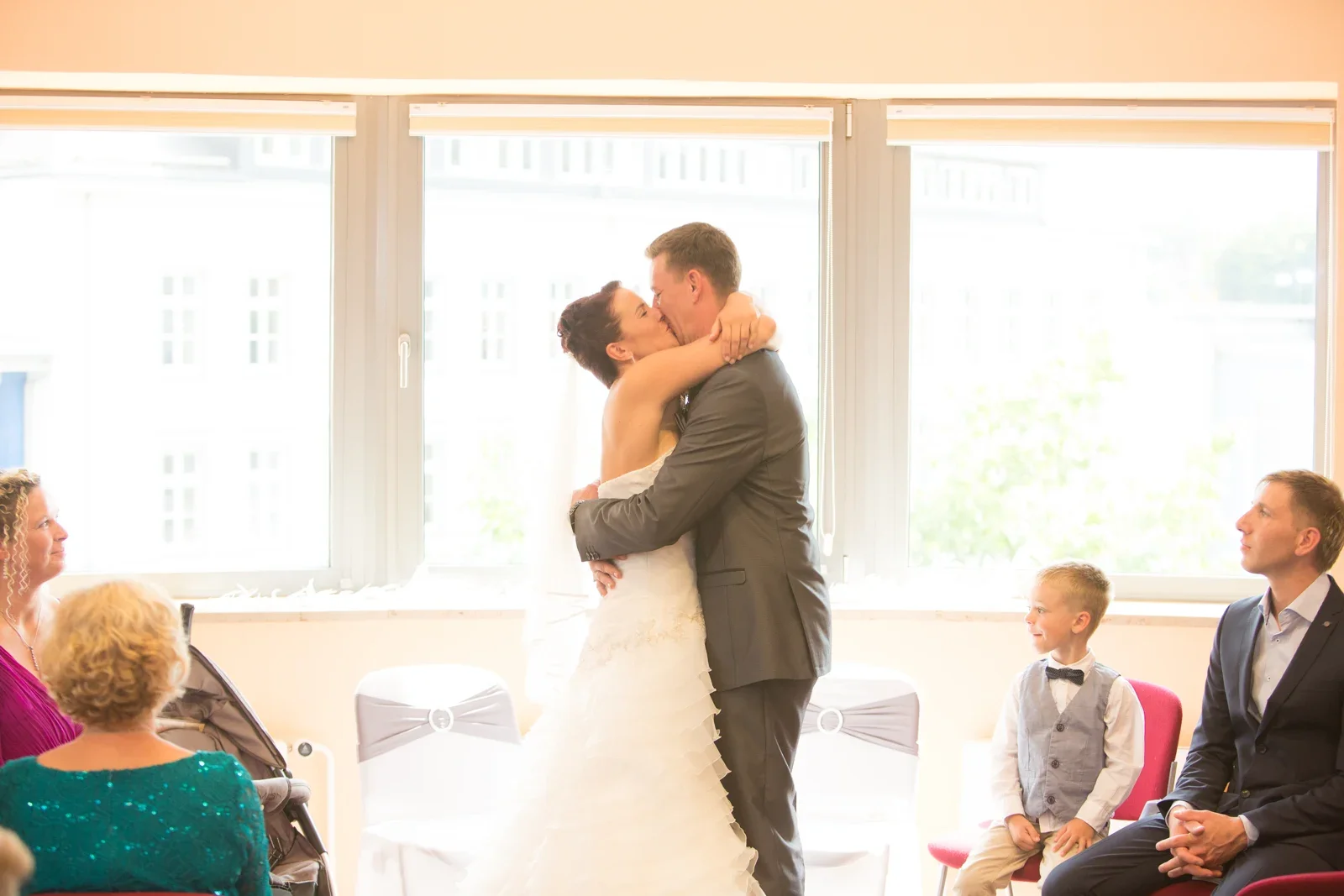 Der Kuss nach dem Ja-Wort – Hochzeit von Karina und Alex in Suhl