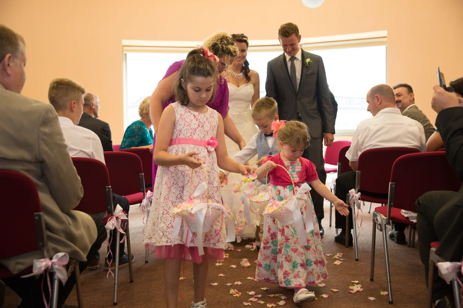 Auszug mit den kleinen Blumenkindern – Hochzeit von Karina und Alex in Suhl