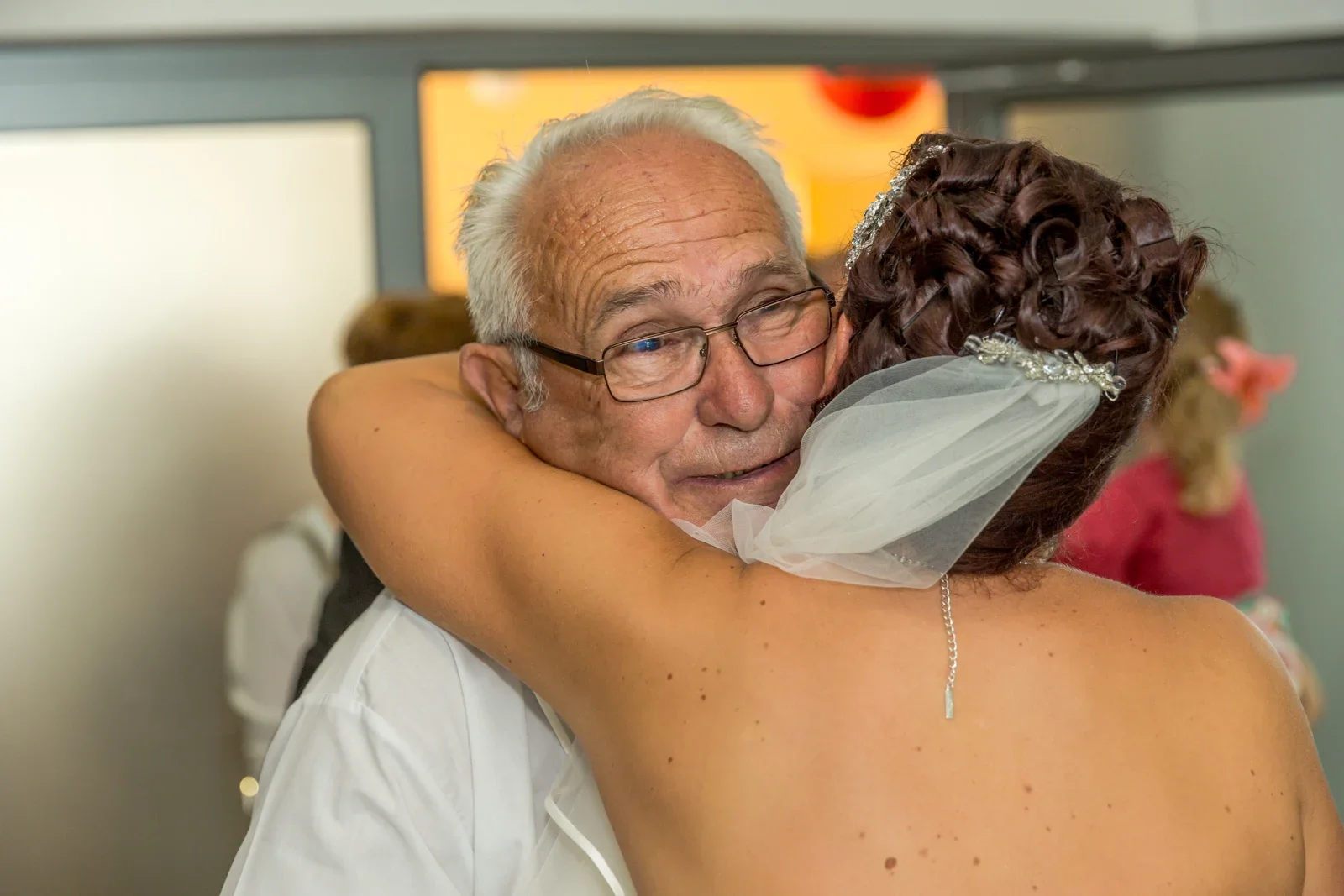 Eine herzliche Umarmung für Karina – Hochzeit von Karina und Alex in Suhl