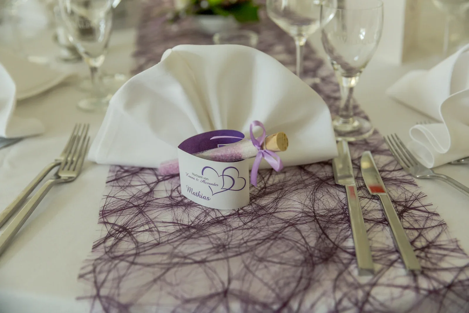 Die Hochzeitstafel in Weiß und Lila – Hochzeit von Karina und Alex in Suhl