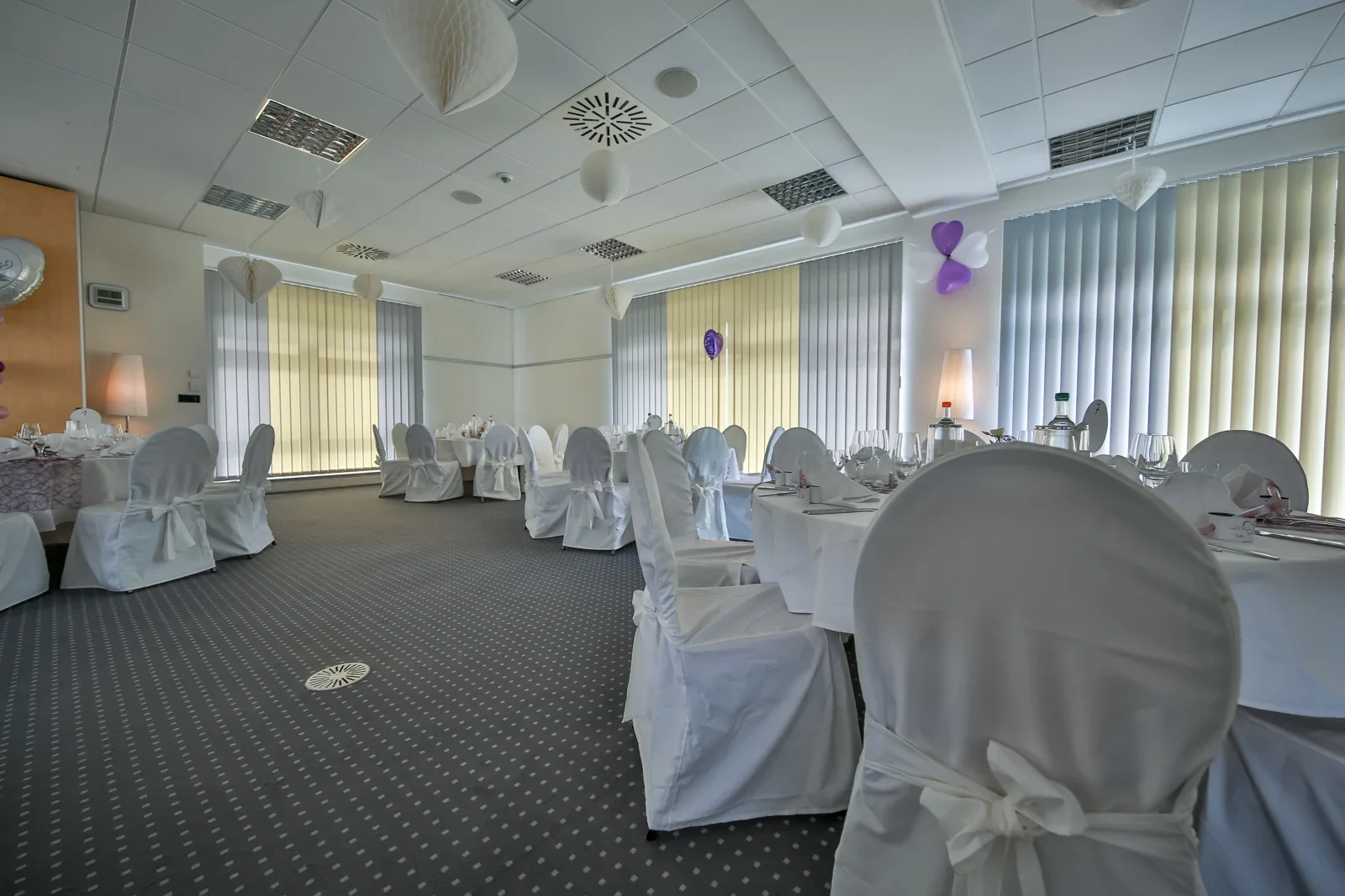 Der vorbereitete Festsaal im Business Vital Hotel – Hochzeit von Karina und Alex in Suhl